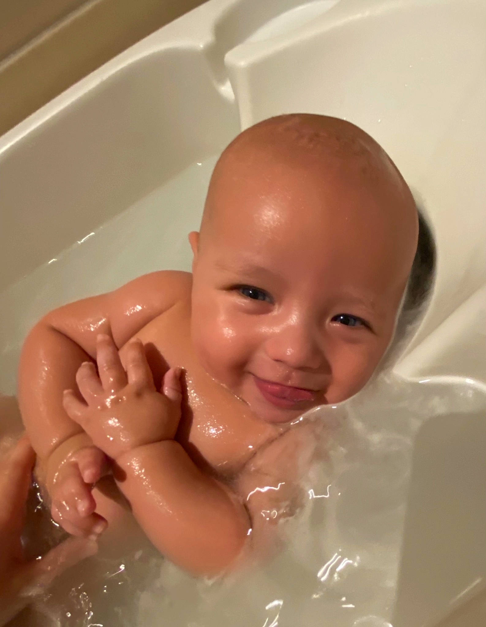 Cayden a rejoint le concours — aidez-le/la à gagner de superbes lots ! baby, baby_bathing, bathing, bathroom, bathtub, beauty, black, cheek, ear, fluid, foam, happy, joy, liquid, organ, person, plumbing, skin, smile, thumb
