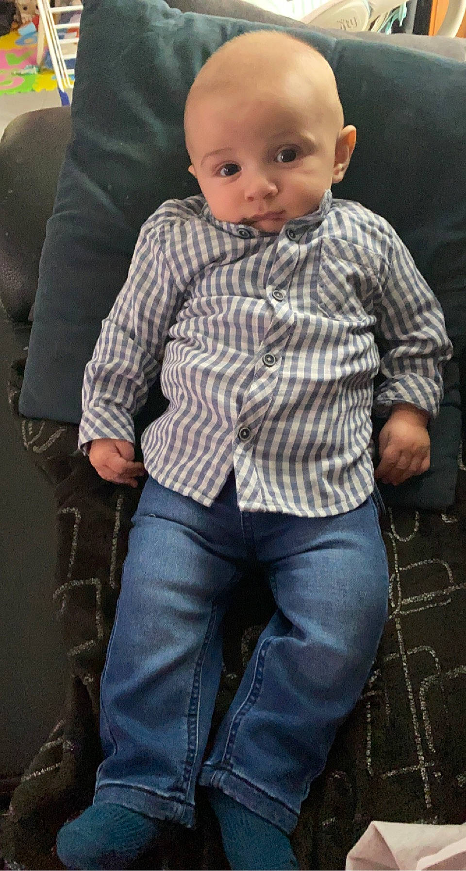 Alban participe au concours pour gagner de l'argent avec cette photo : baby, child, comfort, cool, denim, dress_shirt, face, gesture, grey, head, joint, leg, pattern, person, plaid, sitting, sleeve, standing, t_shirt, tartan