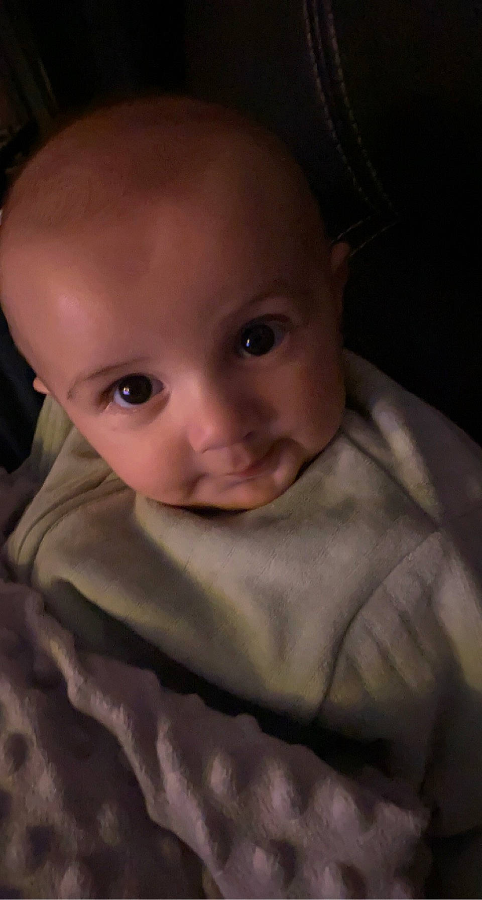 Alban a rejoint le concours — aidez-le/la à gagner de superbes lots ! baby, baby_toddler_clothing, brown, cheek, child, chin, comfort, darkness, eyebrow, flash_photography, iris, linens, lip, mouth, nose, person, room, skin, sleeve, smile