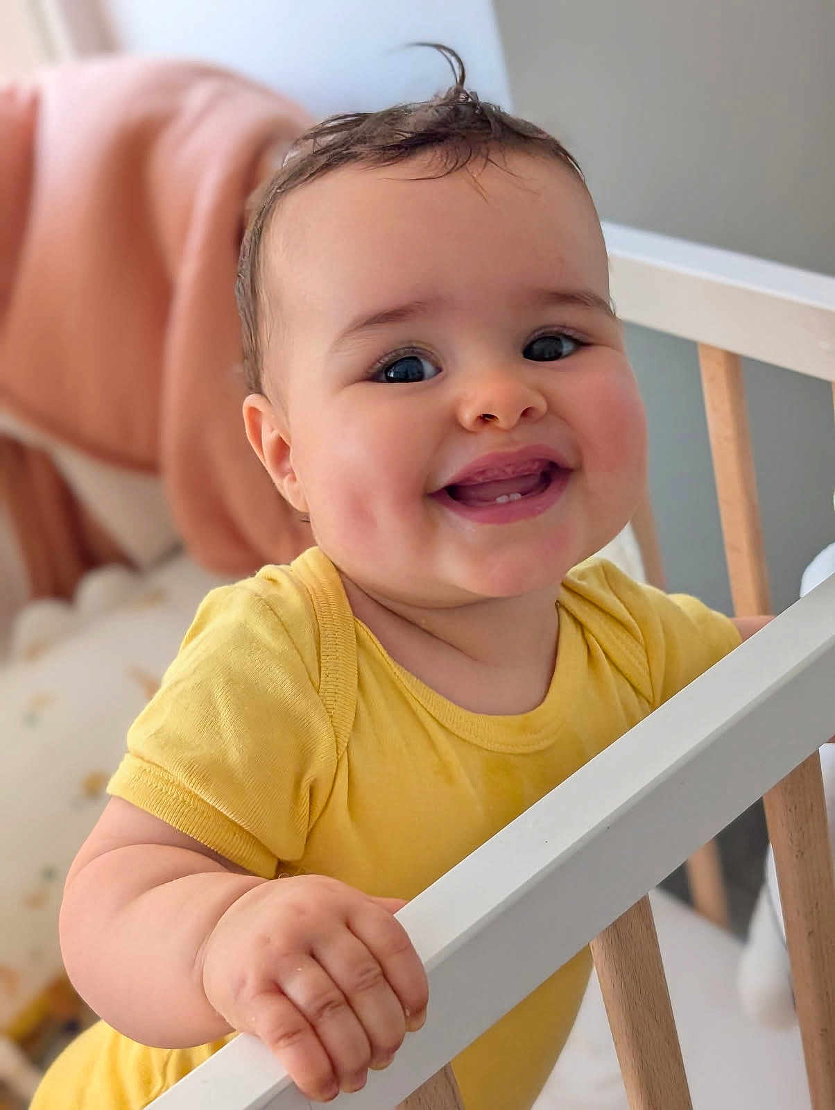 Victoire participe au concours pour gagner de l'argent avec cette photo : baby, child, smiling, yellow_clothing, crib, hand, dimples, face, happy, infant, indoors, nursery, wooden_rail, cute, soft_blanket, person, portrait, skin, young_child, cheerful
