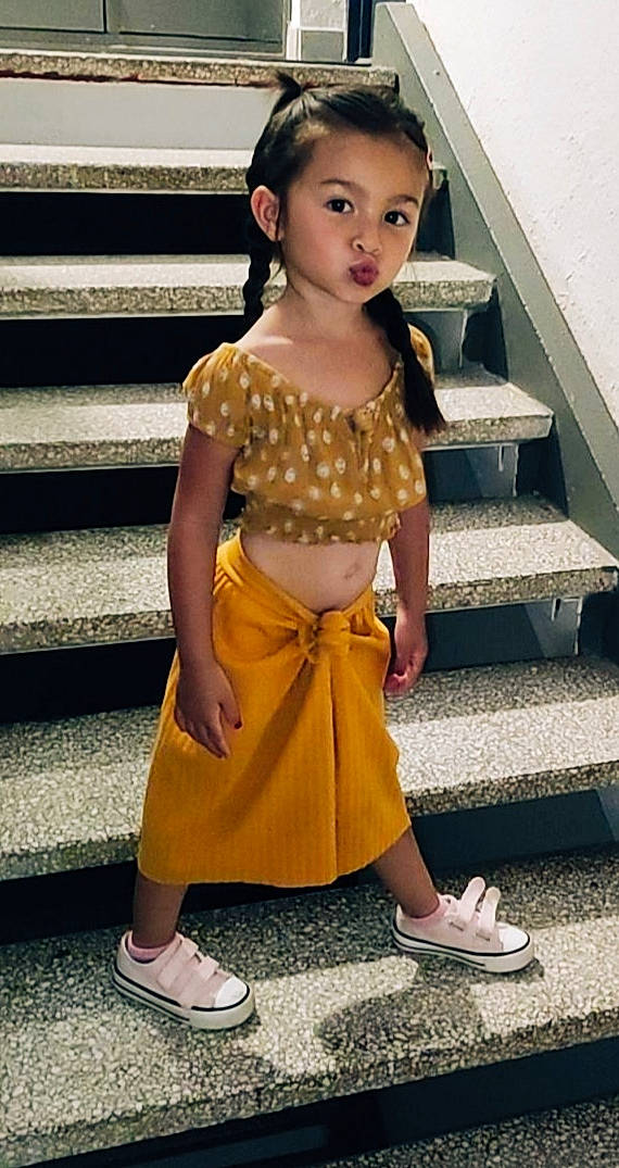 Lou-maï a rejoint le concours — aidez-le/la à gagner de superbes lots ! abdomen, chest, eye, fashion_design, happy, human_leg, jewellery, knee, neck, person, sandal, shoe, sleeve, sneakers, street_fashion, thigh, trunk, waist, white, wood