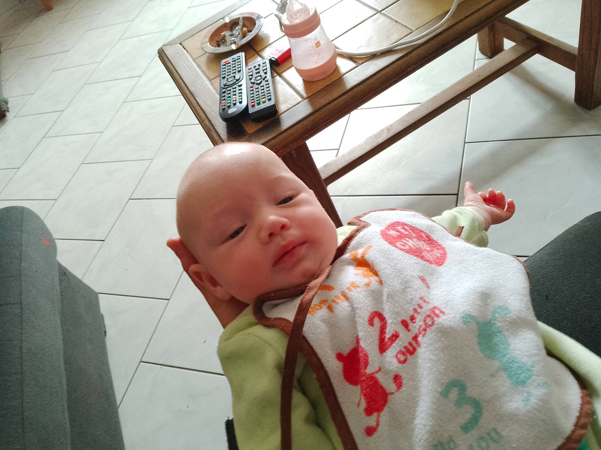 Maëlia participe au concours pour gagner de l'argent avec cette photo : baby, baby_products, baby_safety, baby_toddler_clothing, carmine, cheek, child, comfort, flooring, happy, pattern, person, room, sitting, tin_can, toddler, wood