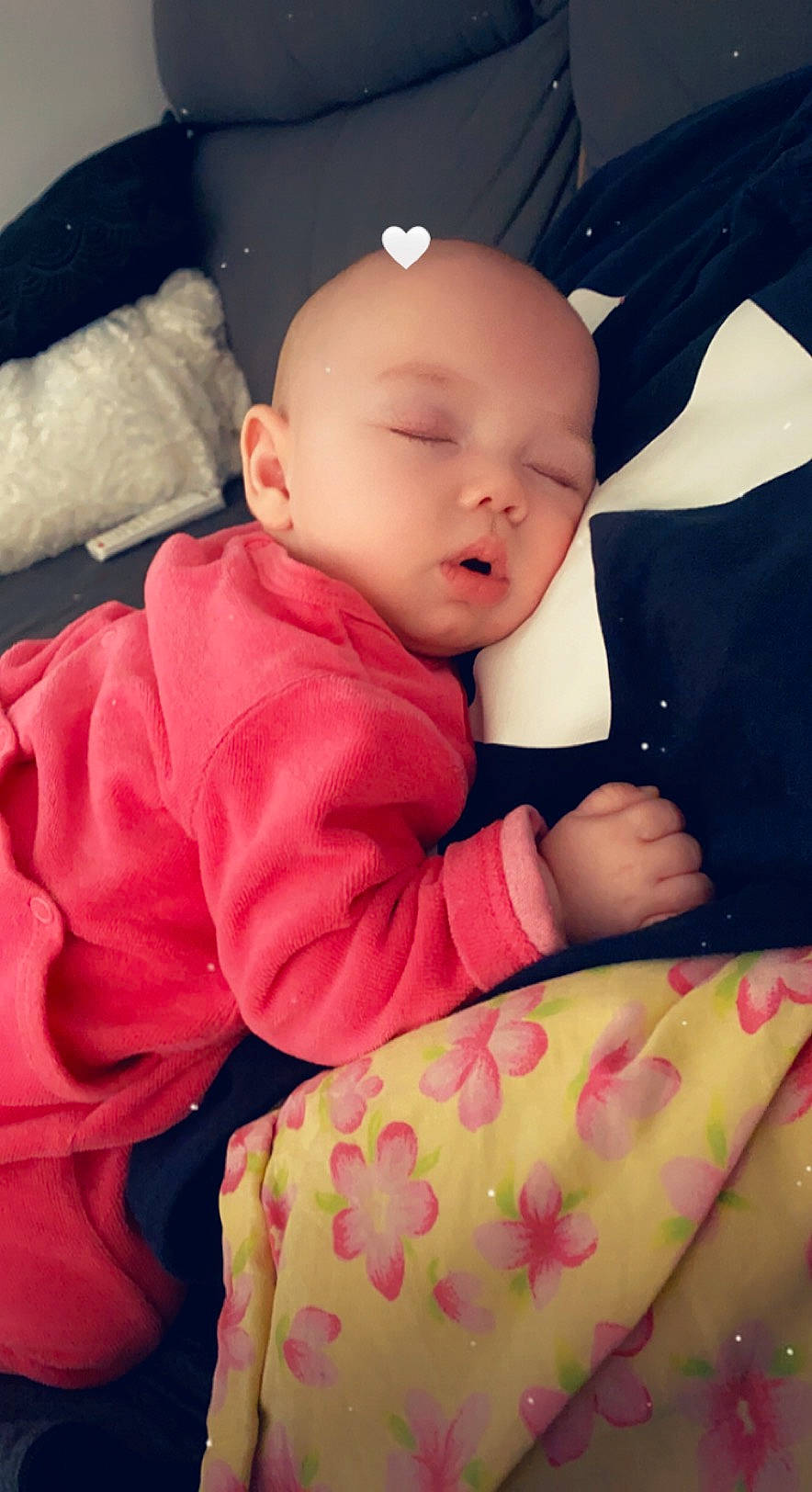 Maëlia a rejoint le concours — aidez-le/la à gagner de superbes lots ! baby, baby_products, baby_sleeping, baby_toddler_clothing, carmine, cheek, child, collar, comfort, finger, head, linens, mouth, pattern, person, pink, sitting, skin, sleeve, textile