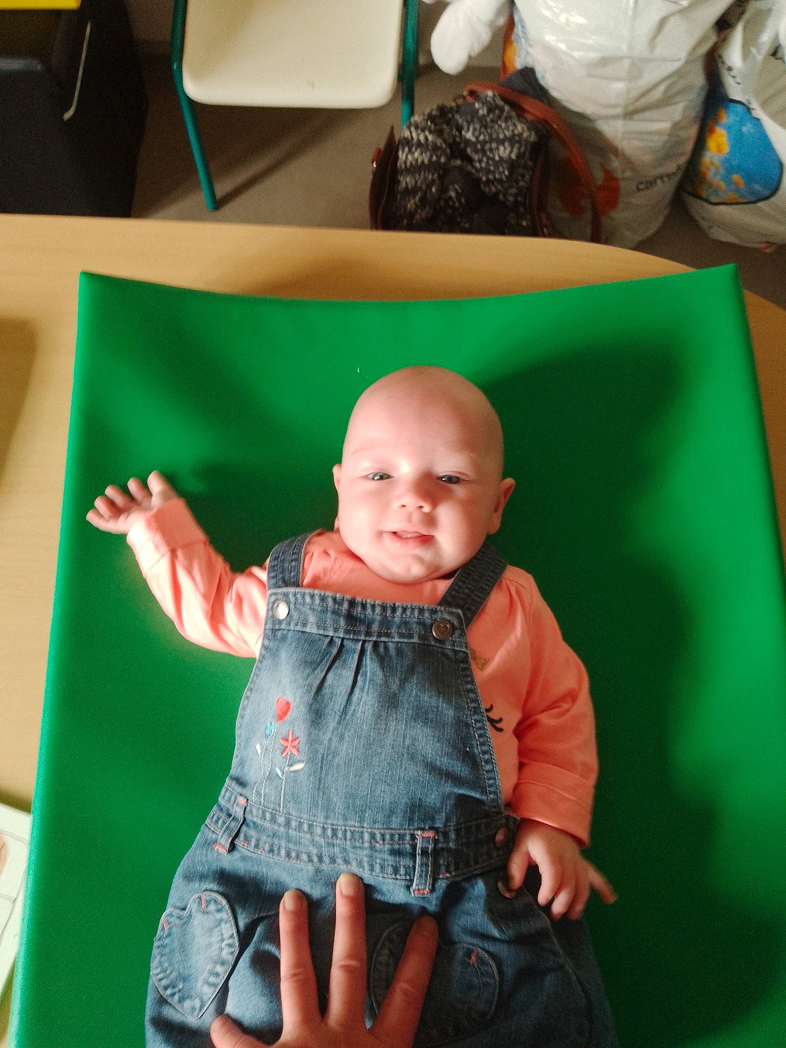 Maëlia a rejoint le concours — aidez-le/la à gagner de superbes lots ! art, baby, child, eyewear, flooring, fun, gesture, green, hand, happy, leisure, pattern, person, plastic_bag, room, sitting, sleeve, textile, thumb, toddler