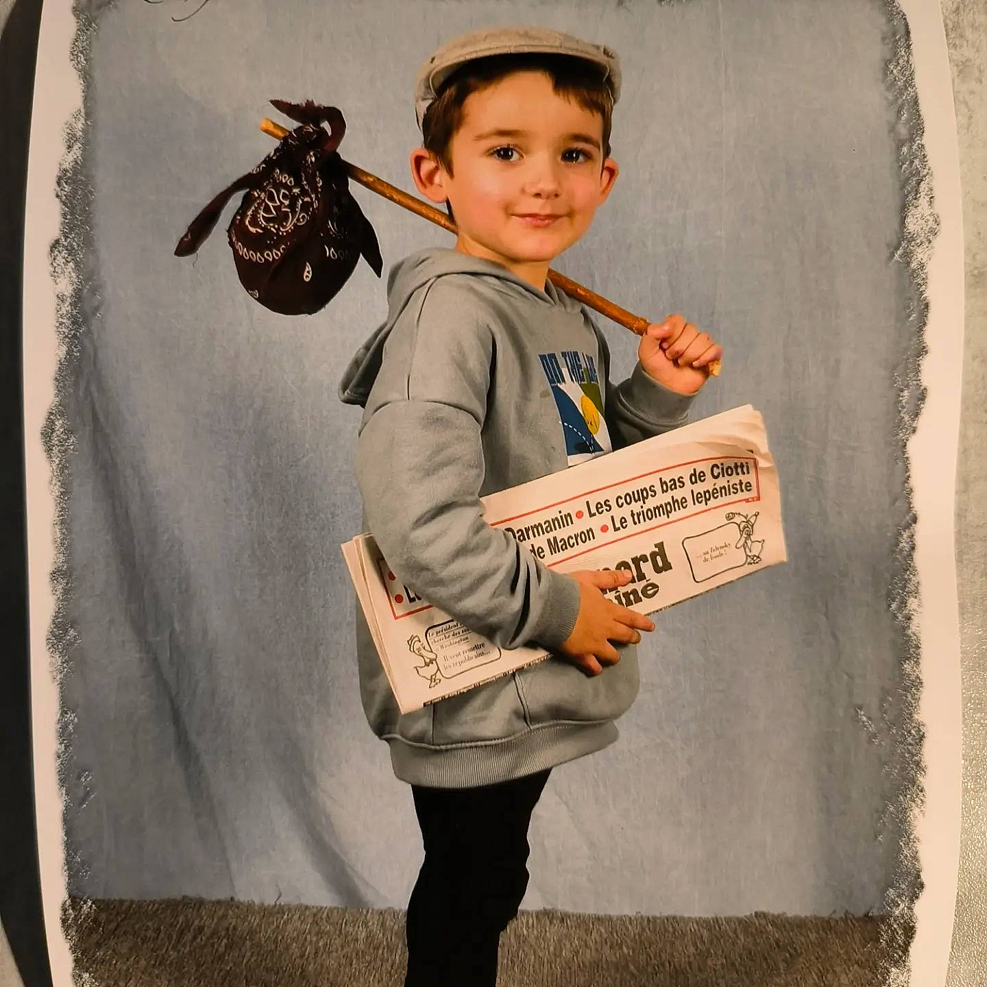 Kaïs a rejoint le concours — aidez-le/la à gagner de superbes lots ! arthropod, bag, child, denim, fashion_accessory, font, handwriting, happy, insect, joy, organ, paper_product, pattern, person, sleeve, smile, standing, t_shirt, toddler, uniform