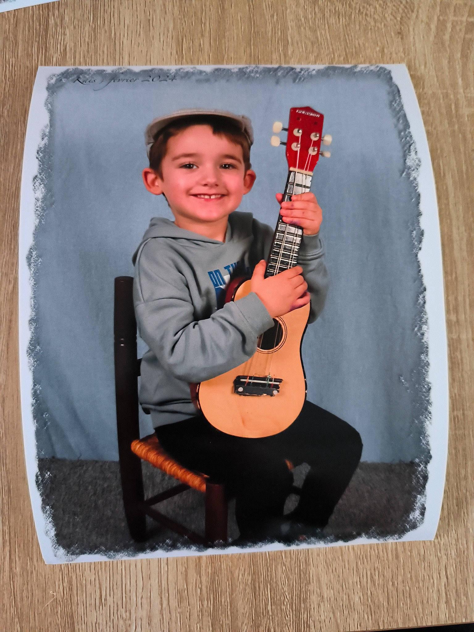 Kaïs a rejoint le concours — aidez-le/la à gagner de superbes lots ! electronic_musical_instrument, finger, folk_instrument, font, gesture, guitar, guitar_accessory, guitarist, hand, joy, musical_instrument, musical_instrument_accessory, musician, person, plucked_string_instruments, product, sleeve, smile, string_instrument, string_instrument_accessory