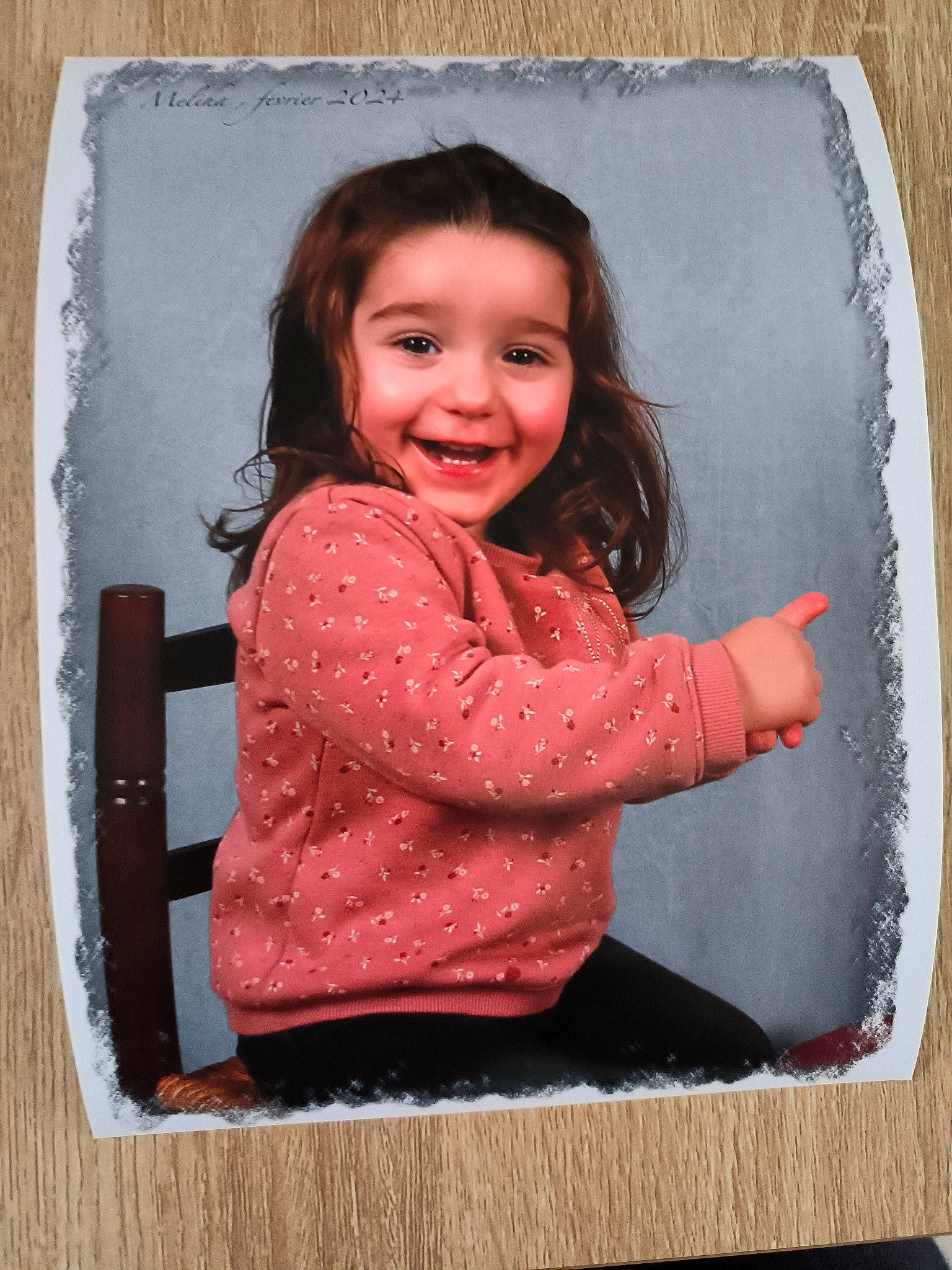 Méliha a rejoint le concours — aidez-le/la à gagner de superbes lots ! baby_toddler_clothing, cheek, child, chin, eye, face, fun, hair, hairstyle, happy, head, joy, organ, person, photograph, pink, rectangle, sitting, sleeve, smile