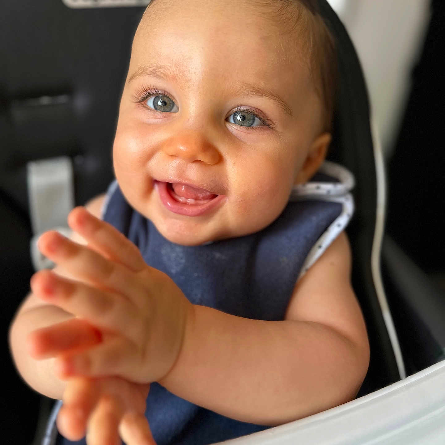 Aaron a rejoint le concours — aidez-le/la à gagner de superbes lots ! baby, babylaughing, bodypart, cosmetics, face, finger, hand, happy, head, laughing, lipstick, mouth, nail, newborn, person, photography, portrait, smile, teeth, wrist