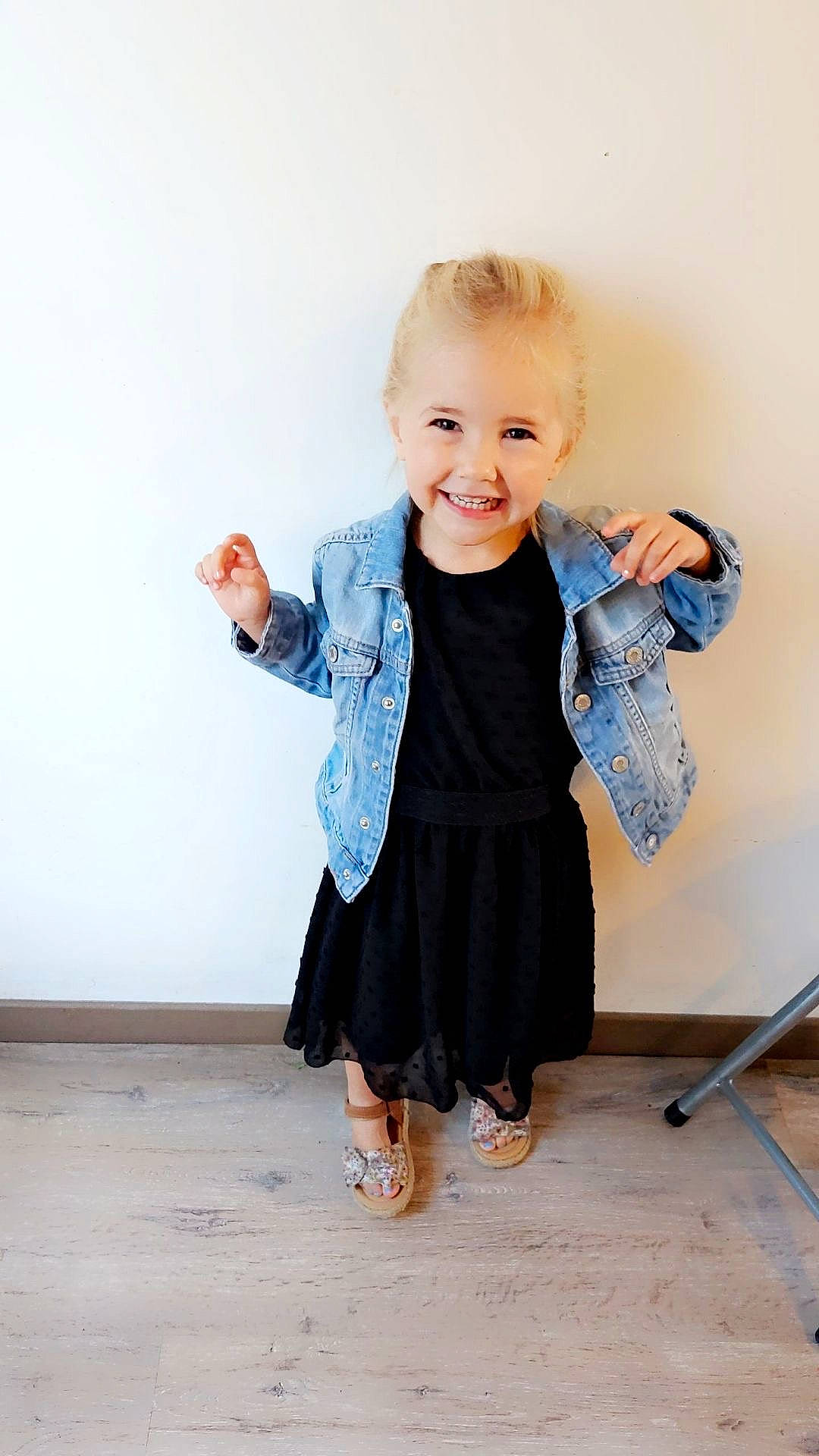 Margaux a rejoint le concours — aidez-le/la à gagner de superbes lots ! baby_toddler_clothing, child, collar, dress_shirt, electric_blue, face, gesture, hairstyle, happy, joint, joy, leg, neck, outerwear, pattern, person, shoulder, sleeve, smile, textile
