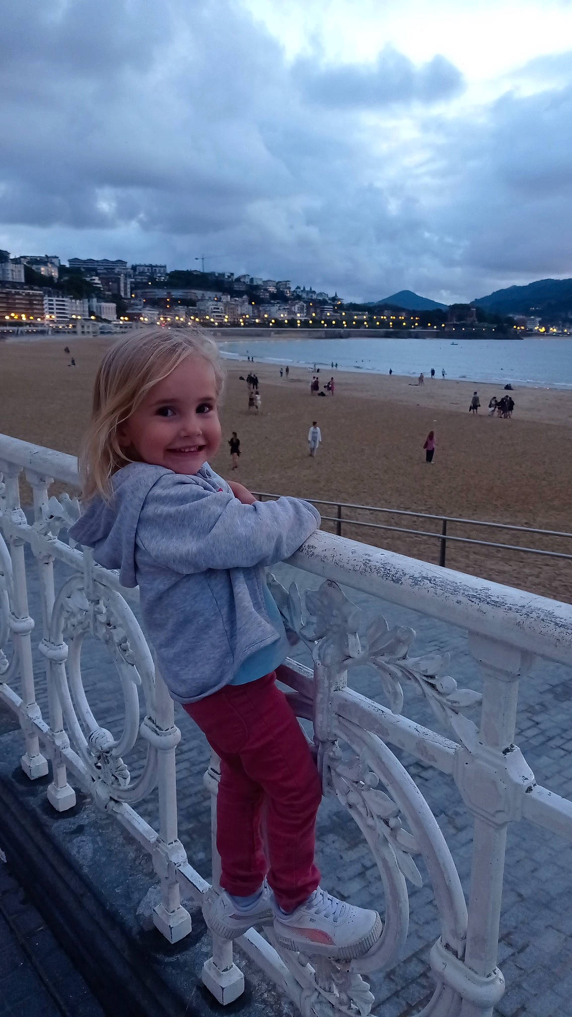 Margaux participe au concours pour gagner de l'argent avec cette photo : beach, child, cloud, coast, fun, happy, horizon, joy, lake, leisure, ocean, person, sand, shore, sky, smile, summer, toddler, tourism, travel