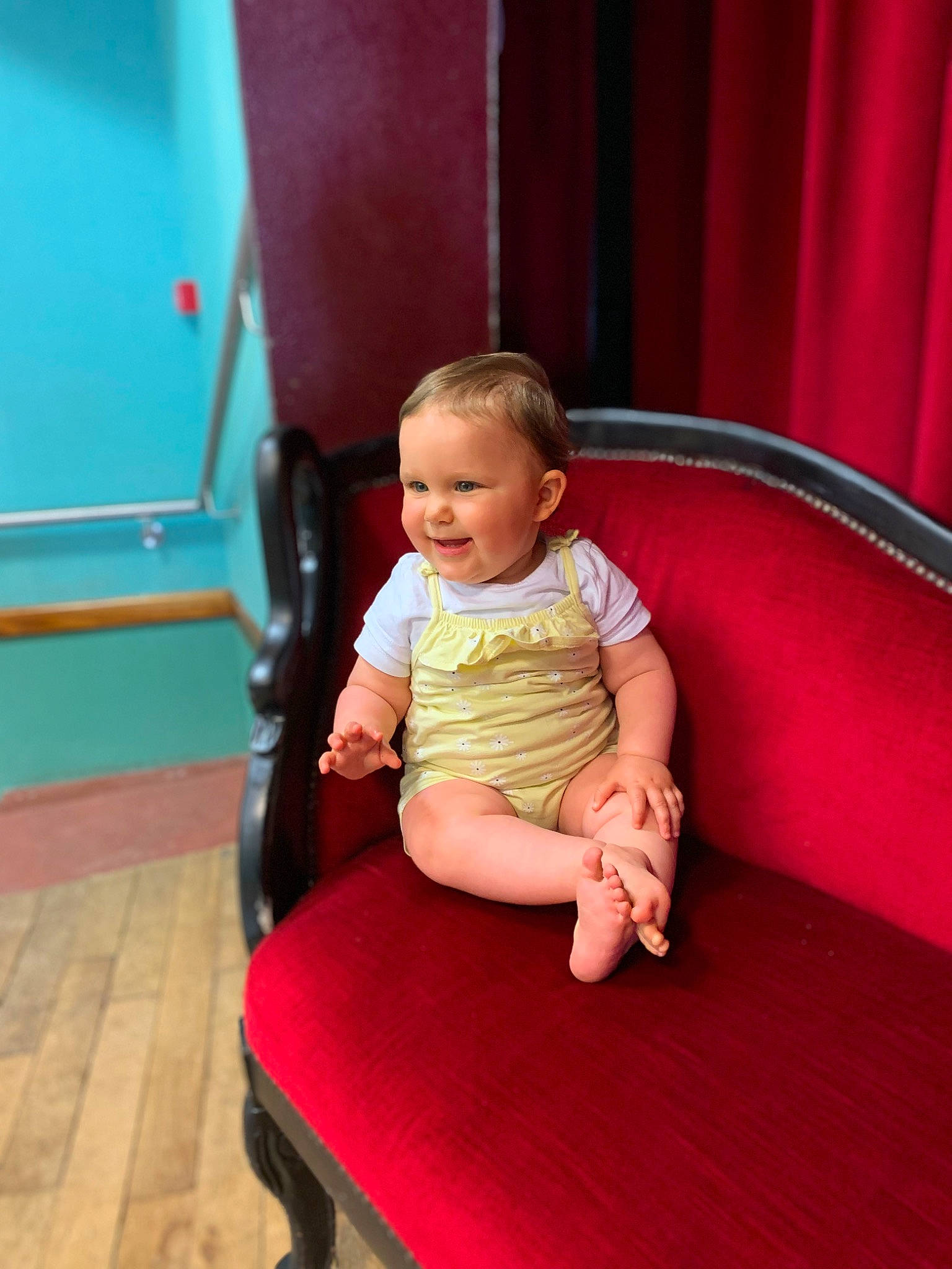 Eva participe au concours pour gagner de l'argent avec cette photo : baby, baby_toddler_clothing, cheek, comfort, flooring, foot, fun, happy, human_body, human_leg, joint, joy, knee, lap, leisure, magenta, person, pink, skin, thigh