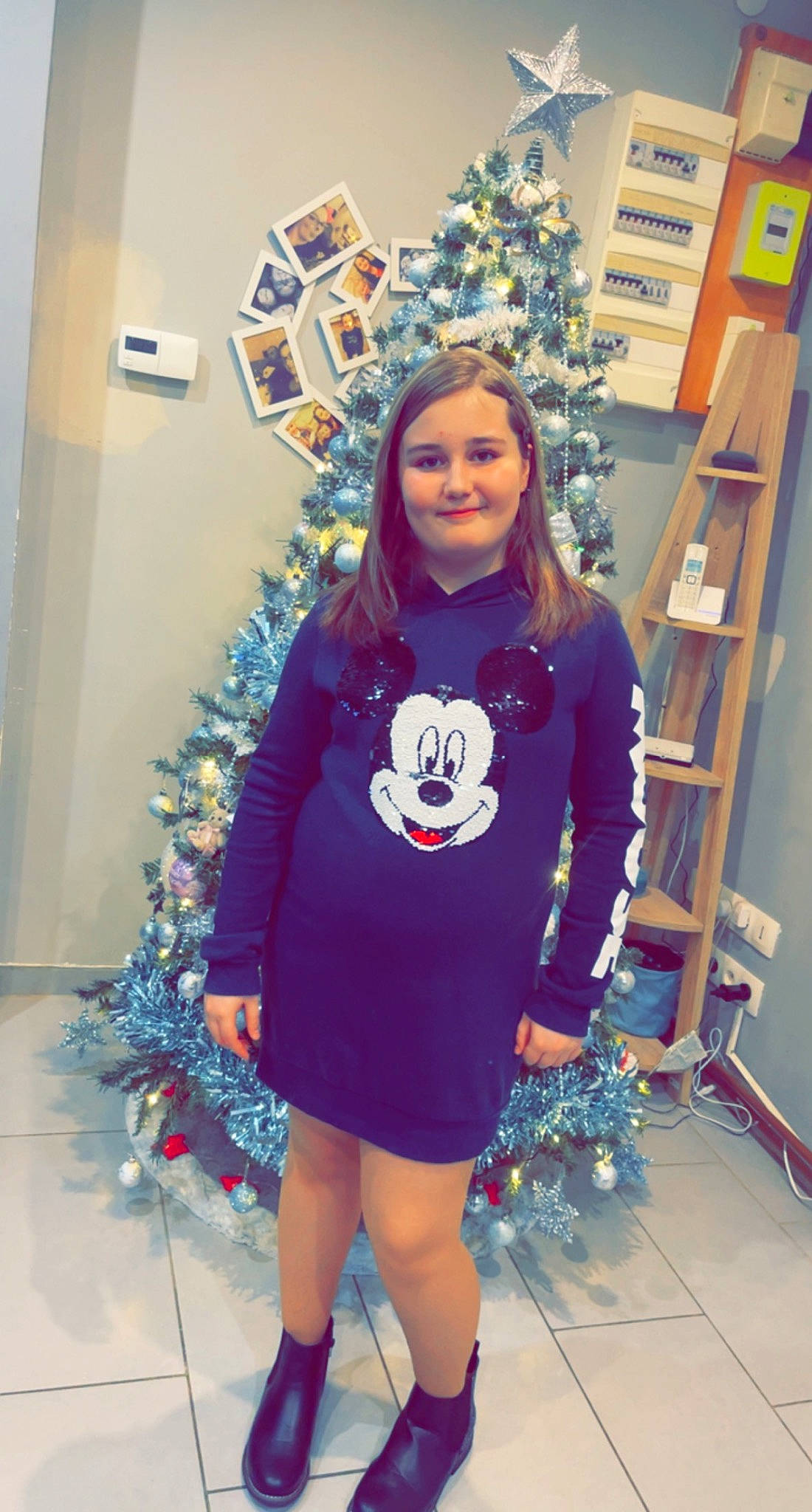 Celya a rejoint le concours — aidez-le/la à gagner de superbes lots ! blue, christmas, christmas_decoration, christmas_ornament, christmas_tree, electric_blue, fashion, hair, happy, holiday_ornament, joy, knee, long_hair, outerwear, person, photograph, sleeve, smile, standing, thigh