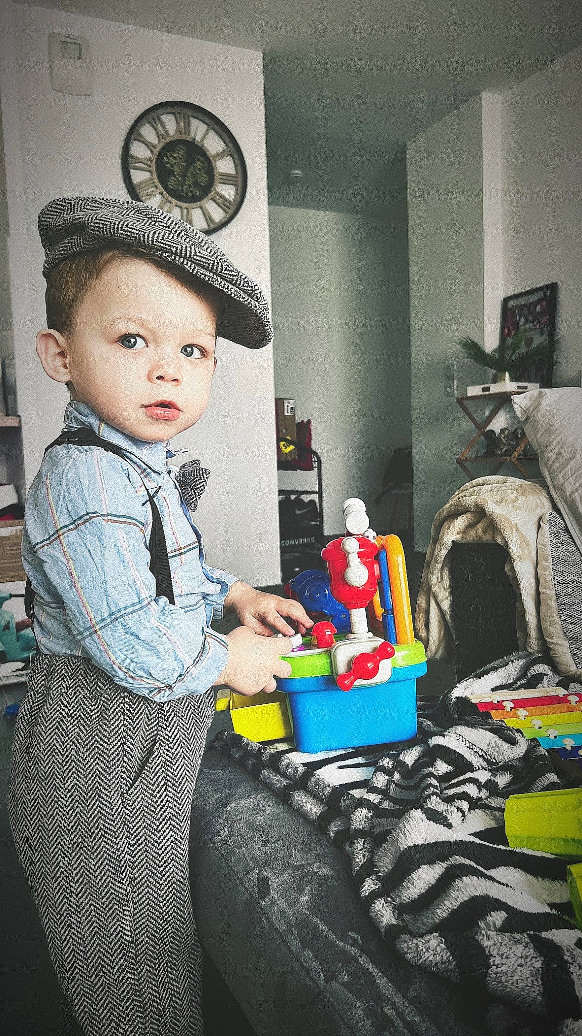 Alain a rejoint le concours — aidez-le/la à gagner de superbes lots ! baby, black, child, costume, fashion_accessory, fashion_design, fictional_character, formal_wear, fun, hat, person, picture_frame, room, sitting, sleeve, stuffed_toy, t_shirt, tie, toddler, toy
