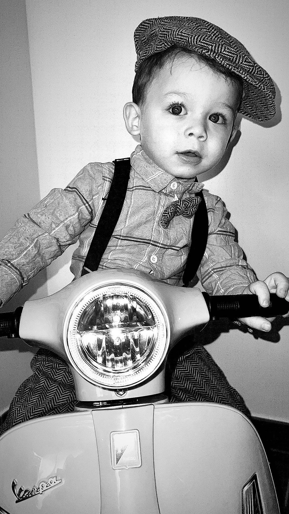 Alain a rejoint le concours — aidez-le/la à gagner de superbes lots ! arm, black, black_and_white, eye, fashion, flash_photography, hairstyle, hand, hat, head, headgear, human_body, monochrome, organ, people, person, photograph, sleeve, style, toddler