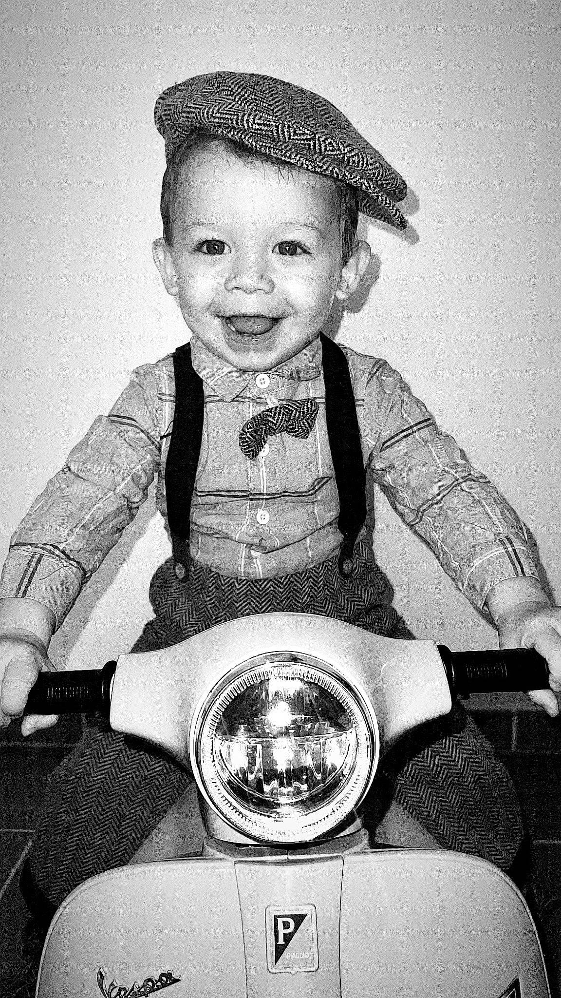 Alain a rejoint le concours — aidez-le/la à gagner de superbes lots ! arm, black, black_and_white, clothing, cool, eye, flash_photography, hairstyle, hand, happy, hat, human, human_body, joy, organ, person, photograph, sleeve, smile, style