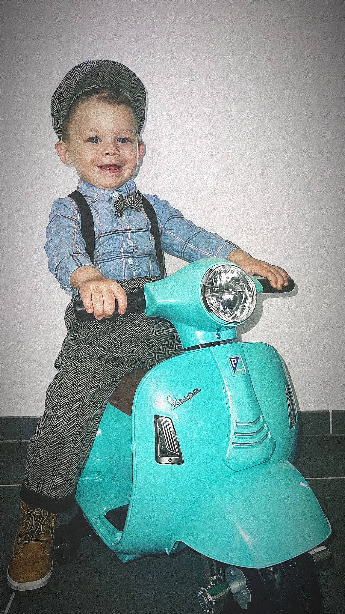 Alain participe au concours pour gagner de l'argent avec cette photo : arm, automotive_design, automotive_lighting, automotive_tire, baby_toddler_clothing, eye, face, fender, flash_photography, happy, head, headlamp, joy, motor_vehicle, person, photograph, riding_toy, rolling, smile, toddler