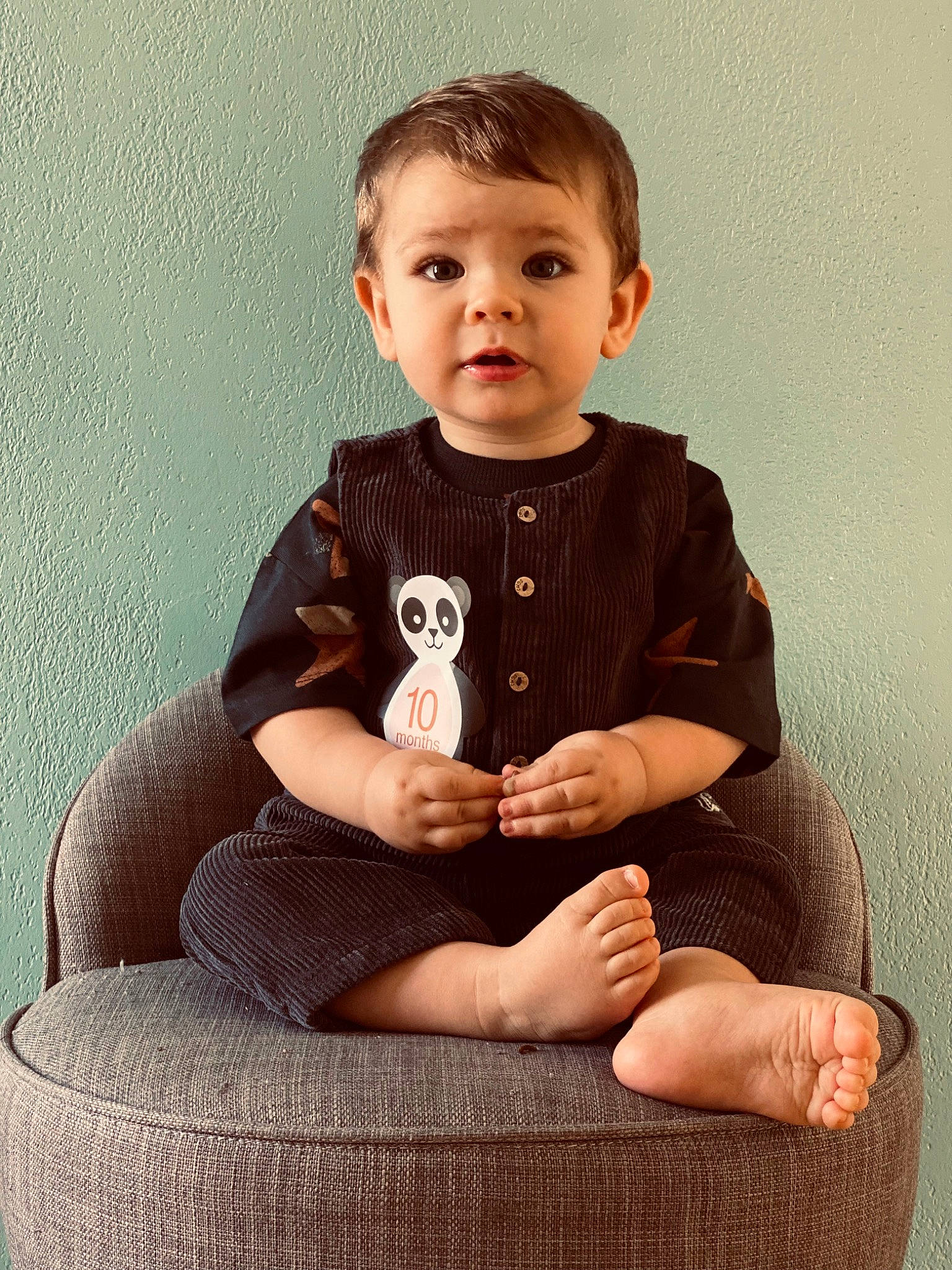 Darius participe au concours pour gagner de l'argent avec cette photo : arm, baby, baby_toddler_clothing, barefoot, cheek, comfort, flash_photography, foot, hair, human_body, human_leg, knee, pattern, person, sitting, skin, sleeve, t_shirt, thigh, toddler