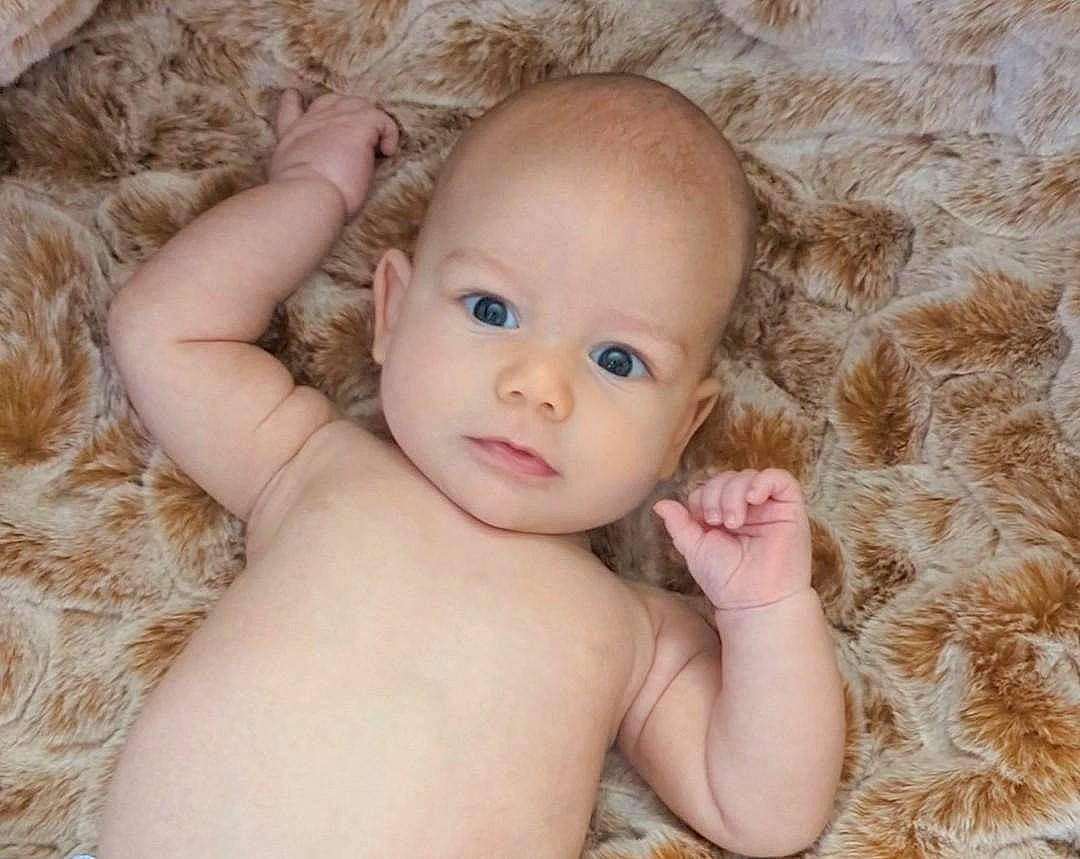 Mac is registered to the contest to win money with this photo: baby, cheek, chest, eye, eyelash, fawn, finger, flash_photography, gesture, hand, happy, human_body, iris, lip, mammal, nose, person, skin, toddler, vertebrate