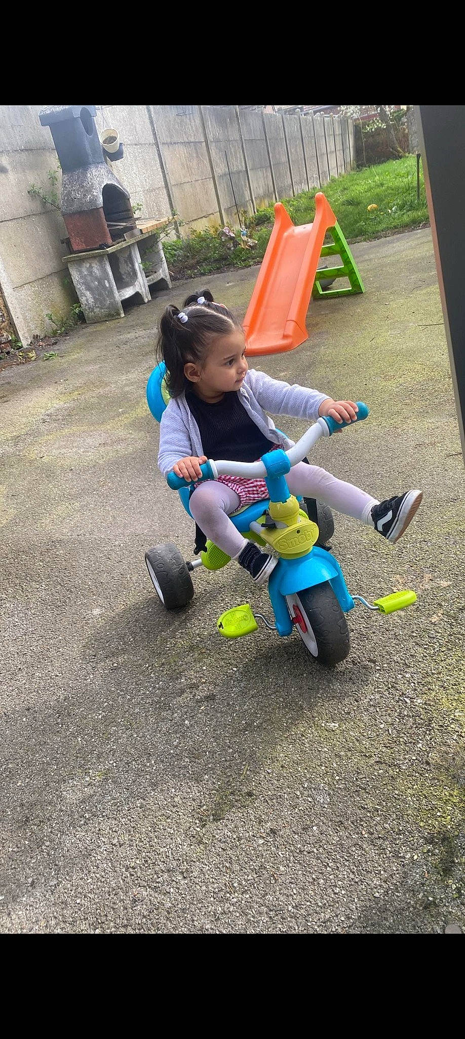 Isleyme participe au concours pour gagner de l'argent avec cette photo : asphalt, baby_products, child, city, fun, grass, leisure, person, plant, play, recreation, riding_toy, sitting, soil, t_shirt, tire, toddler, toy, toy_vehicle, tricycle