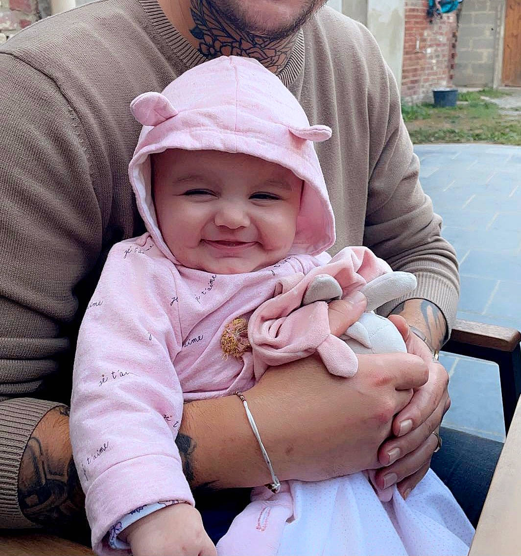 Ava a rejoint le concours — aidez-le/la à gagner de superbes lots ! baby, baby_toddler_clothing, cap, cheek, comfort, eye, gesture, happy, hat, headgear, headwear, lip, outerwear, people, person, pink, skin, sleeve, smile, thumb