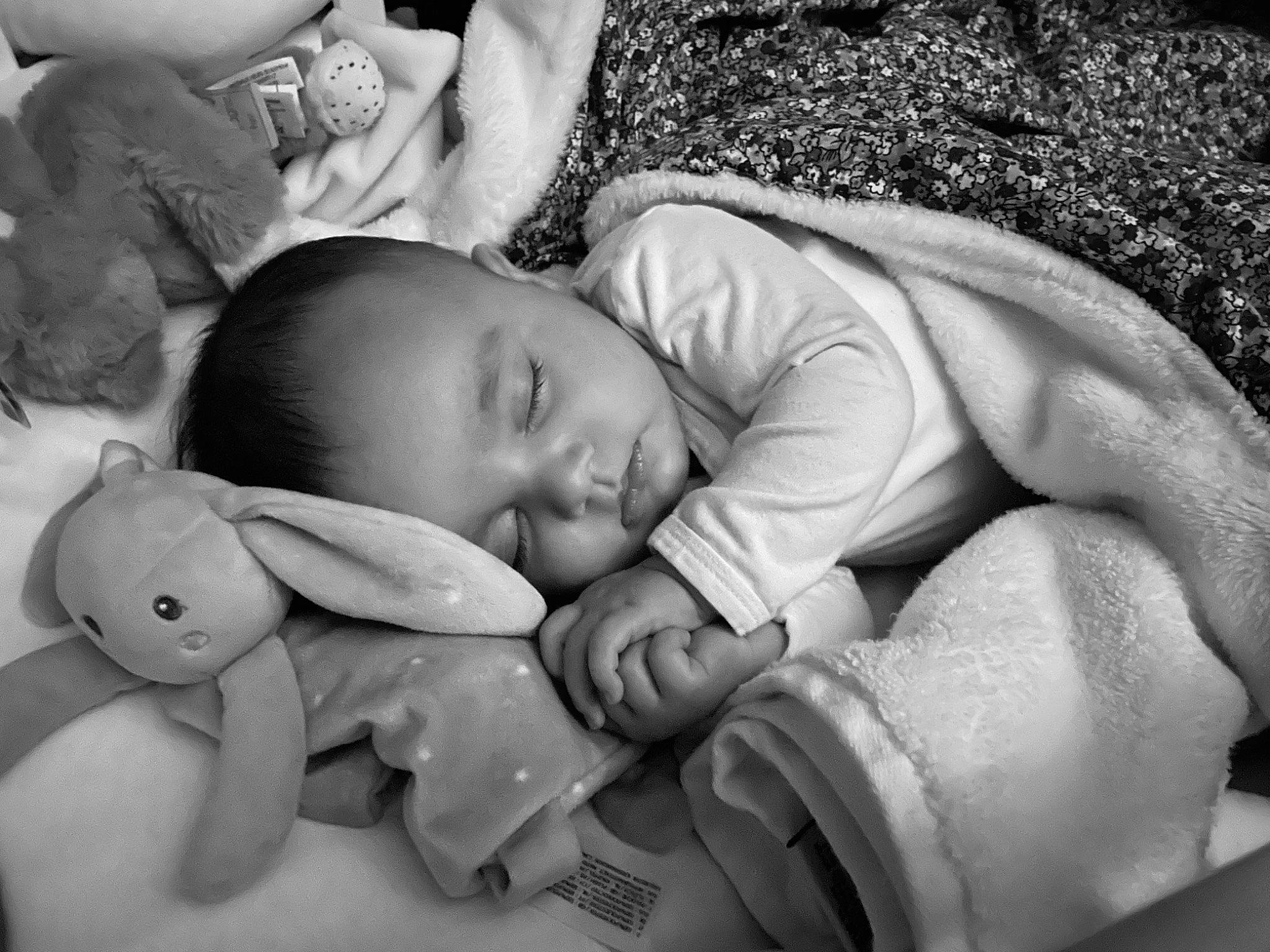 Ava participe au concours pour gagner de l'argent avec cette photo : arm, baby, black, black_and_white, comfort, finger, gesture, happy, head, human_body, monochrome, mouth, muscle, people, person, photograph, skin, style, textile, toddler