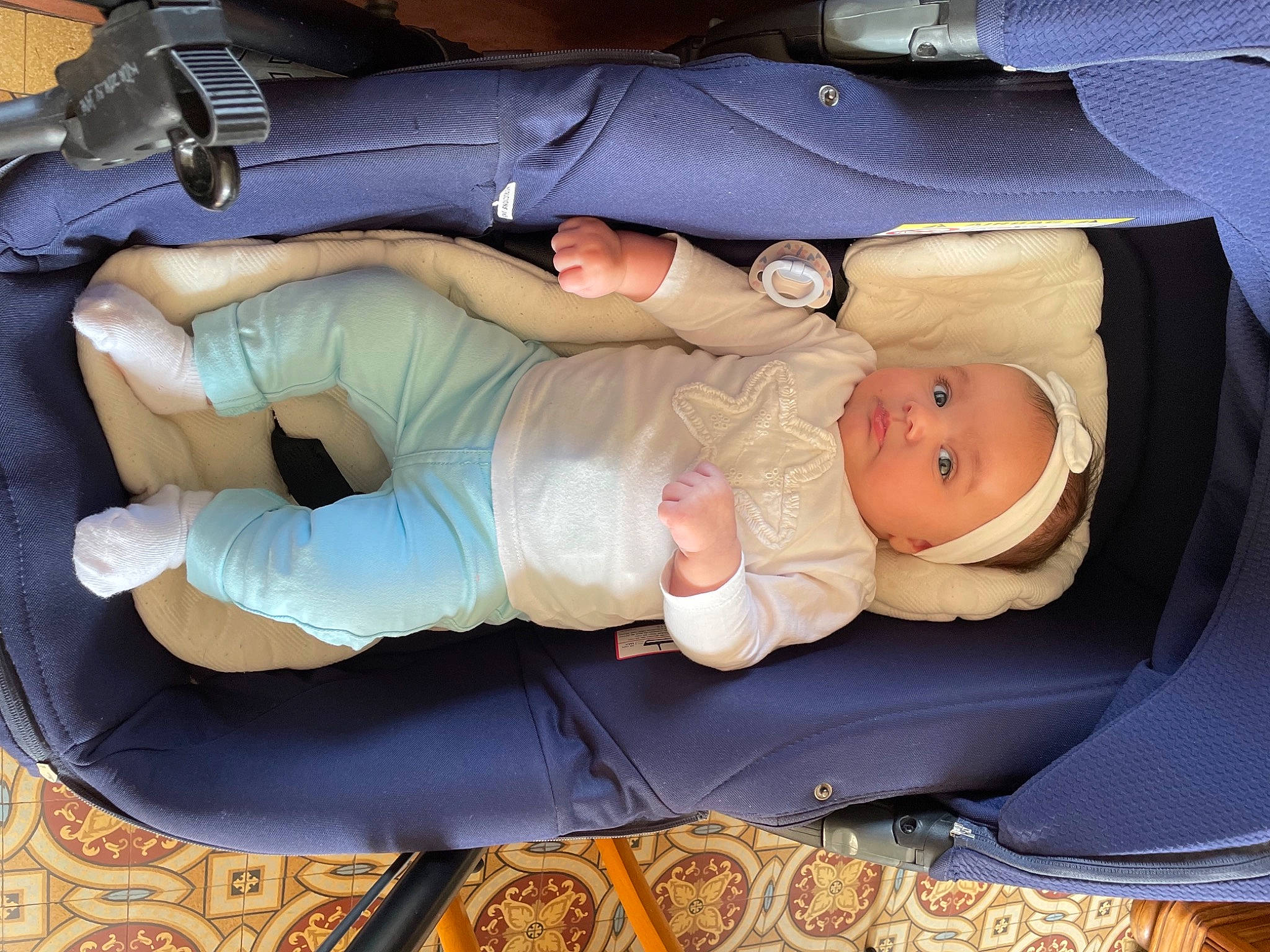 Ava a rejoint le concours — aidez-le/la à gagner de superbes lots ! baby, baby_products, baby_safety, baby_toddler_clothing, child, comfort, face, hat, headwear, human_body, lap, person, thumb, toddler, wrist