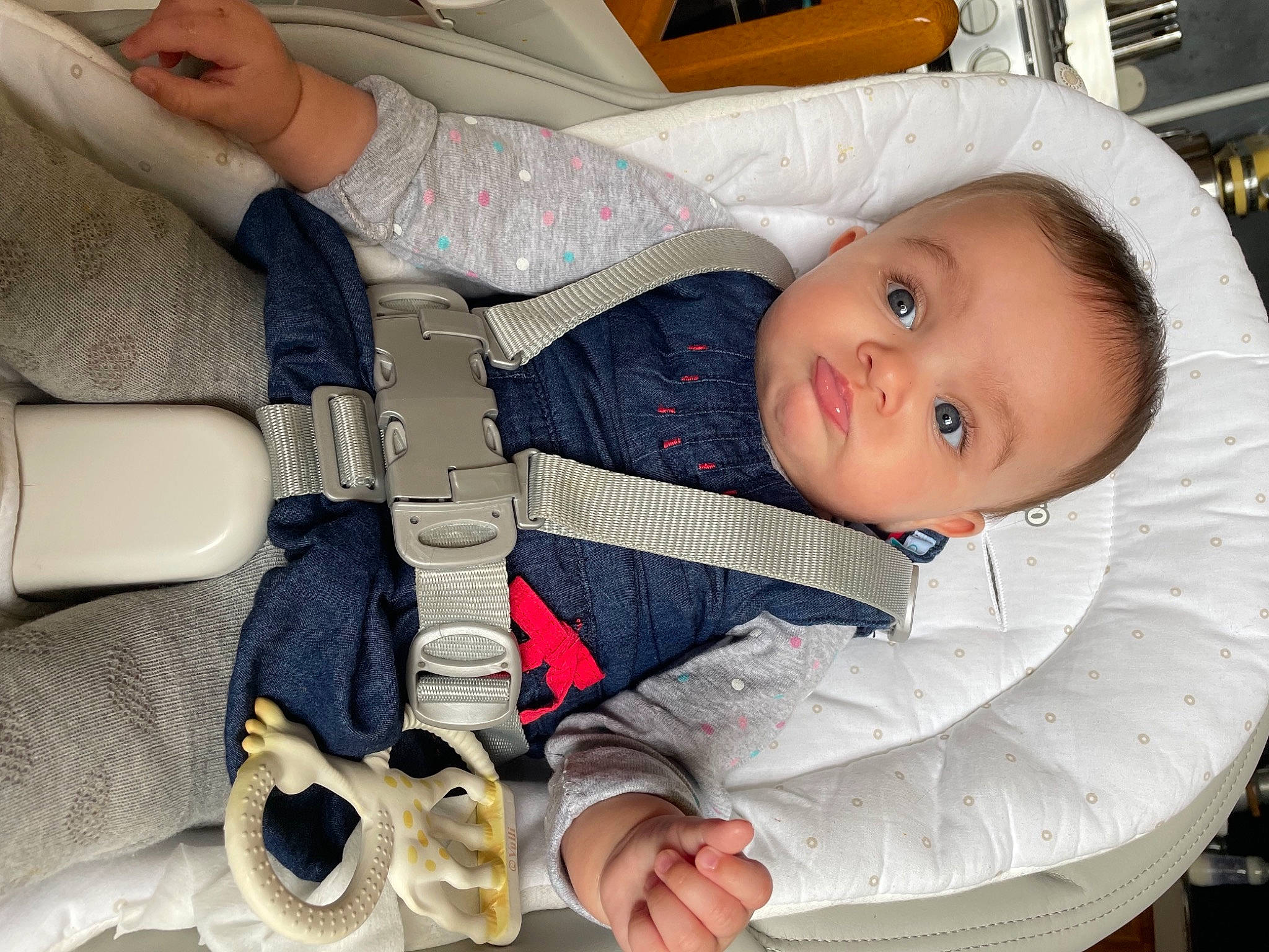 Ava a rejoint le concours — aidez-le/la à gagner de superbes lots ! baby, baby_carriage, baby_products, baby_safety, baby_toddler_clothing, carmine, cheek, child, comfort, lap, pattern, person, sitting, toddler, white