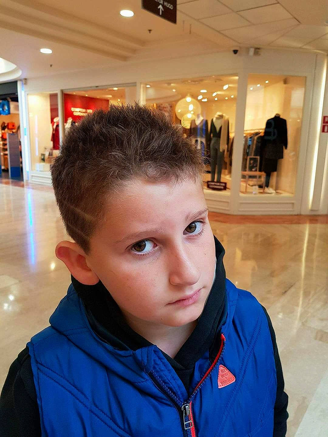 Maxance participe au concours pour gagner de l'argent avec cette photo : black_hair, eyebrow, forehead, hair, hairstyle, jaw, person, selfie, smile