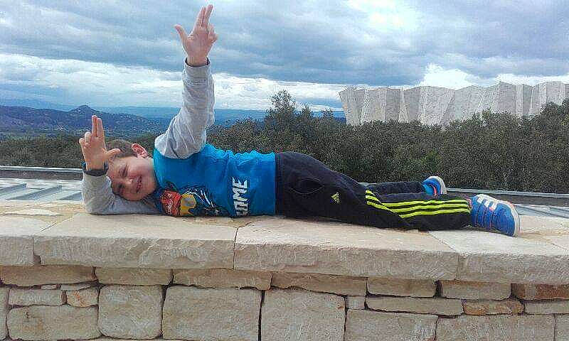 Maxance participe au concours pour gagner de l'argent avec cette photo : arm, flip_acrobatic, headwear, joy, leg, leisure, person, physical_fitness, planking, recreation, tourism, vacation