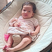 Farah a rejoint le concours — aidez-le/la à gagner de superbes lots ! baby, infant, blanket, baby_seat, toy, cute, smile, child, indoor, comfort, soft_toy, relaxing, person, legs, face, clothing, head, skin, hand, foot