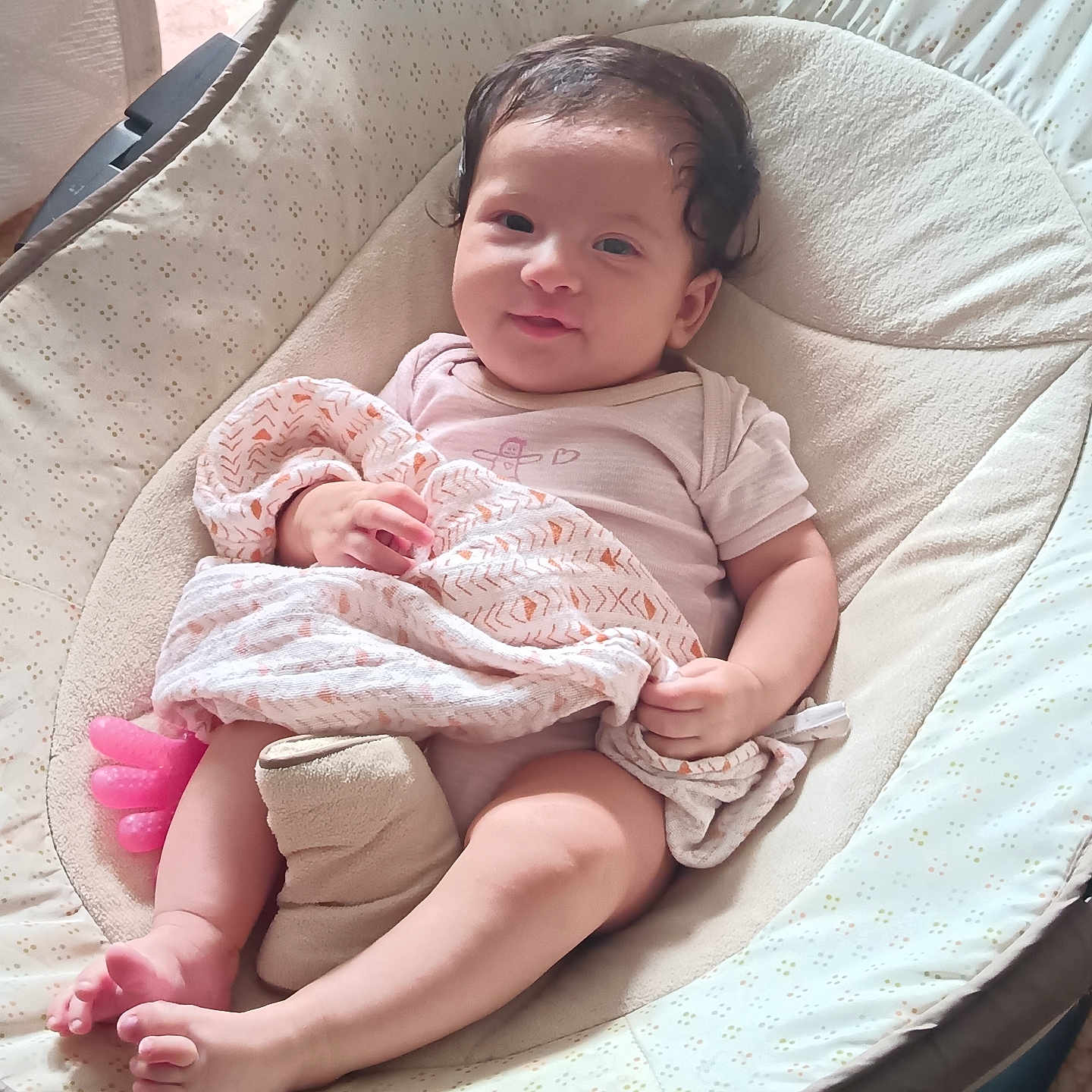 Farah a rejoint le concours — aidez-le/la à gagner de superbes lots ! baby, baby_seat, blanket, child, clothing, comfort, cute, face, foot, hand, head, indoor, infant, legs, person, relaxing, skin, smile, soft_toy, toy