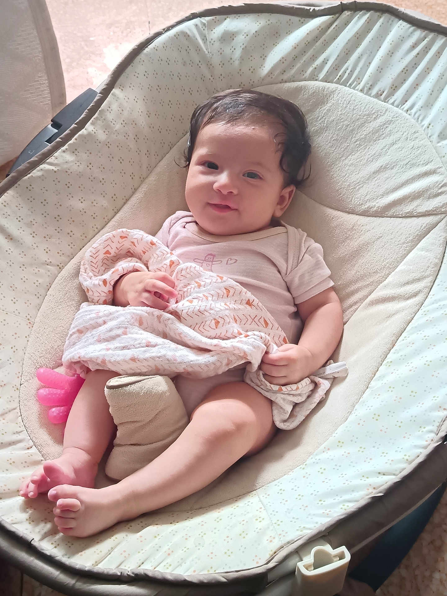 Farah a rejoint le concours — aidez-le/la à gagner de superbes lots ! baby, infant, blanket, baby_seat, toy, cute, smile, child, indoor, comfort, soft_toy, relaxing, person, legs, face, clothing, head, skin, hand, foot