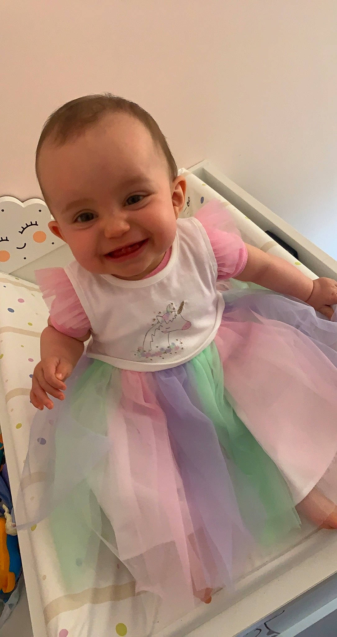 Arya a rejoint le concours — aidez-le/la à gagner de superbes lots ! baby, baby_safety, baby_toddler_clothing, cheek, comfort, eyebrow, face, finger, happy, head, human_body, iris, joy, person, pink, product, shoulder, skin, sleeve, smile