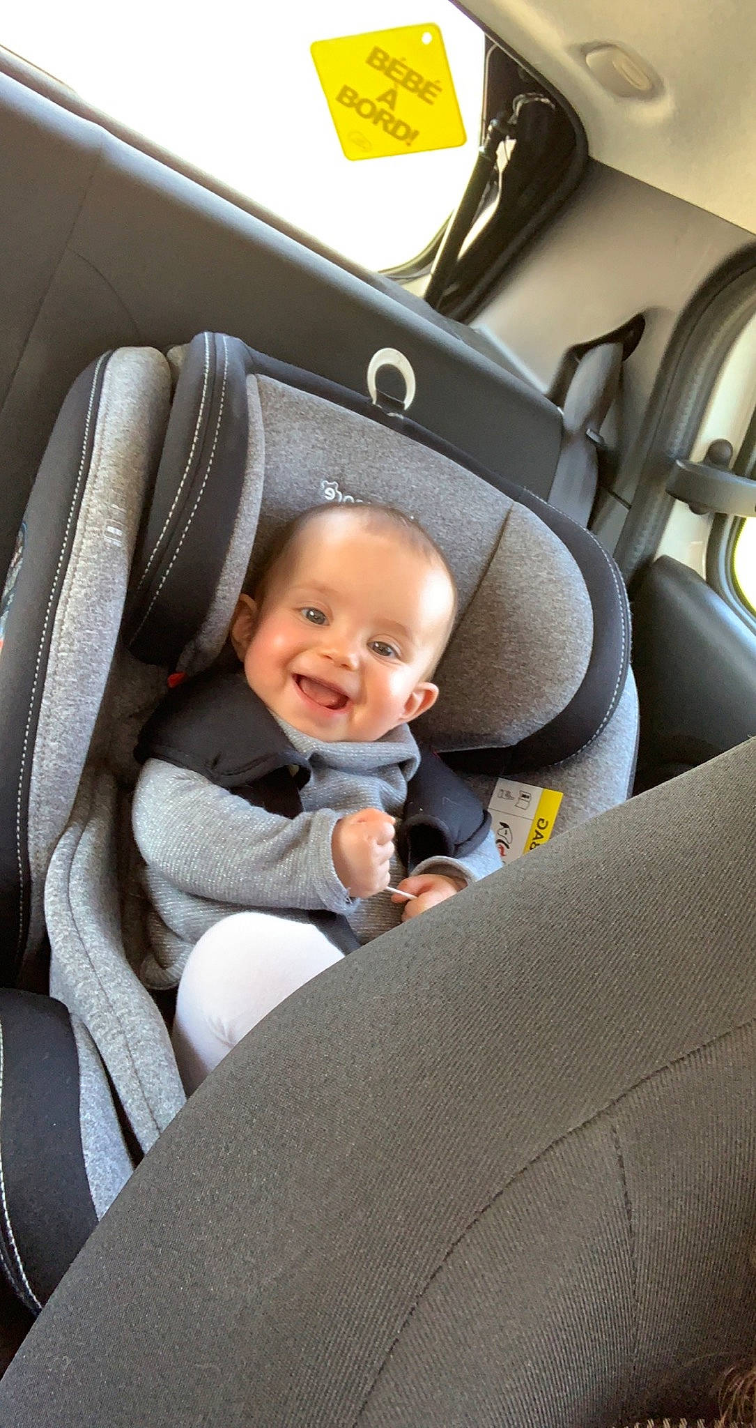 Arya a rejoint le concours — aidez-le/la à gagner de superbes lots ! auto_part, automotive_design, baby, car, car_seat, car_seat_cover, child, comfort, electric_blue, family_car, head_restraint, joy, luxury_vehicle, mid_size_car, motor_vehicle, person, personal_luxury_car, smile, steering_part, steering_wheel