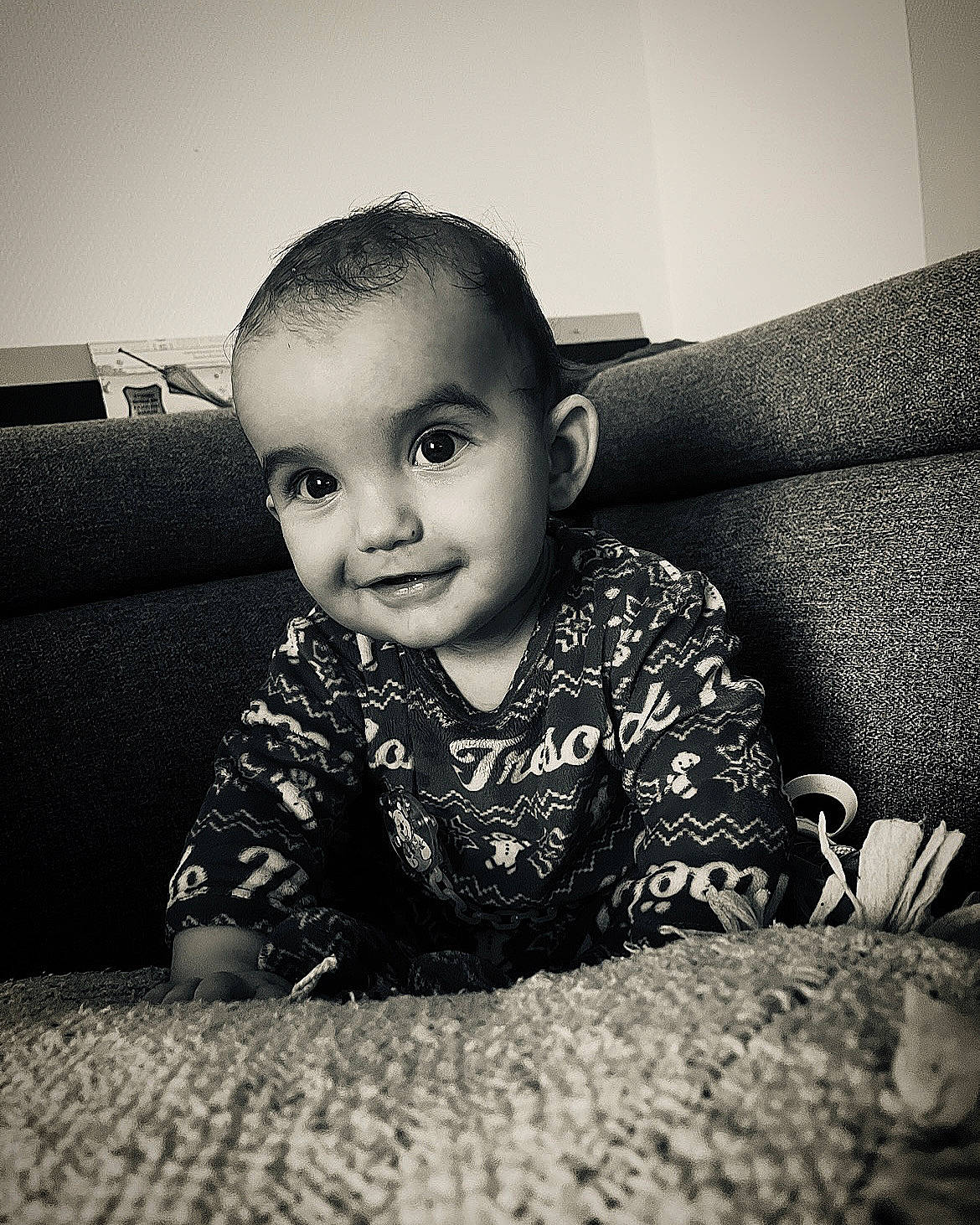 Tommy participe au concours pour gagner de l'argent avec cette photo : baby, baby_toddler_clothing, black, black_and_white, cheek, comfort, cool, face, flash_photography, flooring, hairstyle, happy, head, joy, monochrome, monochrome_photography, person, sleeve, smile, standing