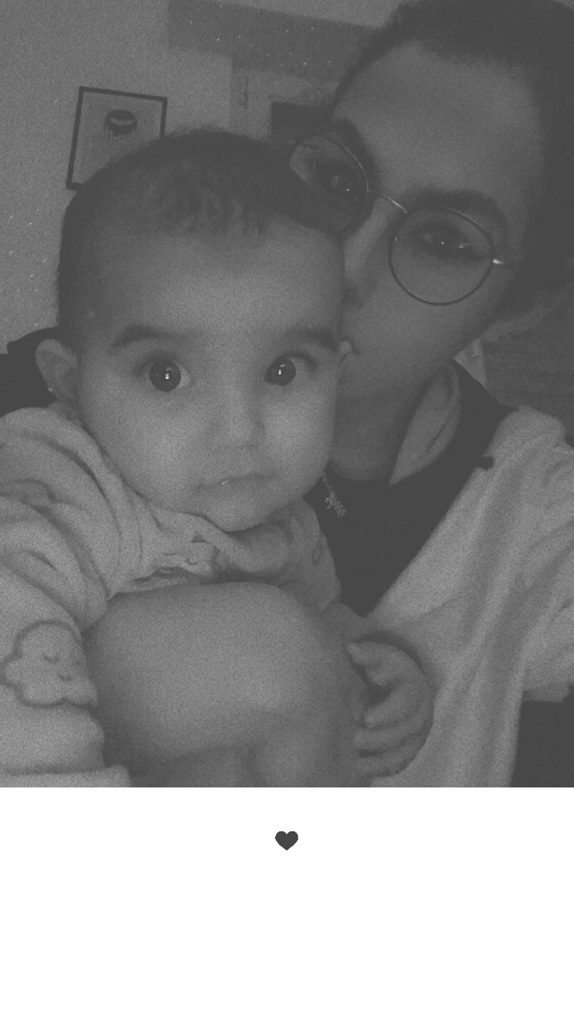 Tommy a rejoint le concours — aidez-le/la à gagner de superbes lots ! black_and_white, cheek, chin, eye, eyebrow, flash_photography, forehead, gesture, glasses, happy, head, iris, lip, mouth, nose, organ, person, skin, standing, style