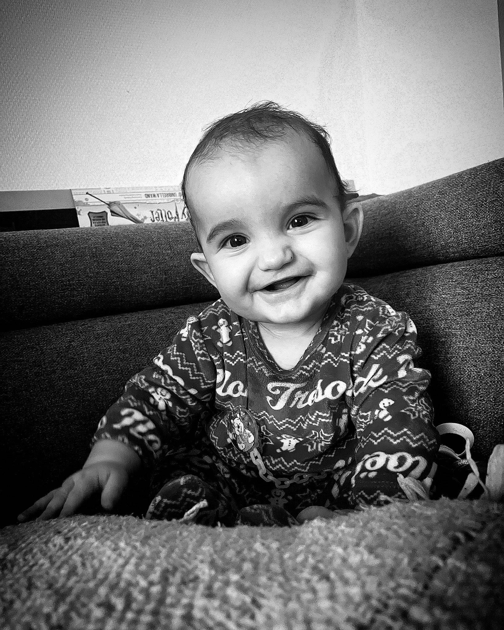 Tommy participe au concours pour gagner de l'argent avec cette photo : baby, baby_toddler_clothing, black, black_and_white, cheek, child, chin, comfort, eye, face, flash_photography, fun, happy, head, iris, joy, person, sleeve, smile, style