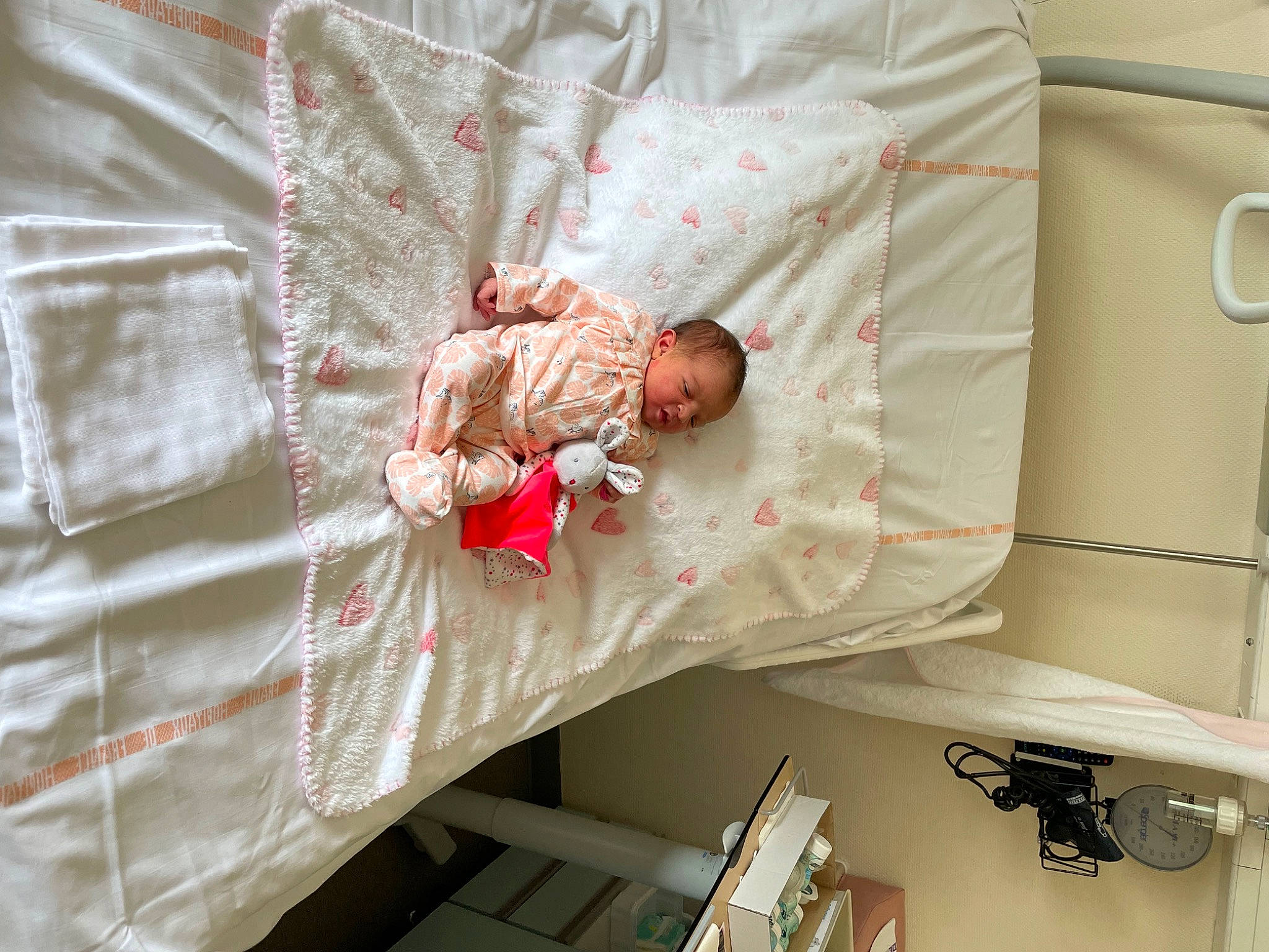 Habiba participe au concours pour gagner de l'argent avec cette photo : baby, baby_products, baby_safety, baby_toddler_clothing, bed, bedding, ceiling, child, comfort, flooring, infant_bed, linens, pattern, peach, person, product, room, sleeve, textile, toddler