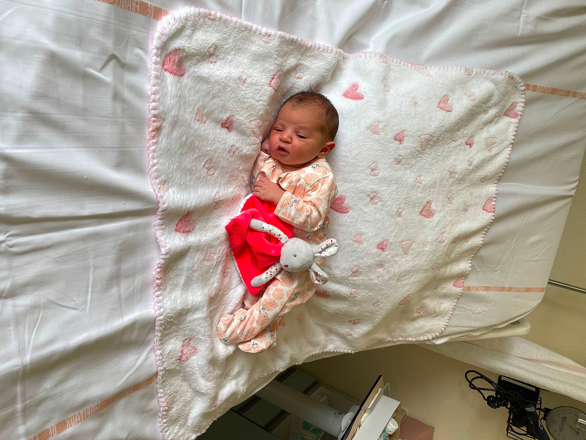 Habiba participe au concours pour gagner de l'argent avec cette photo : arm, baby, baby_products, baby_toddler_clothing, bed, bed_sheet, bedding, child, comfort, event, eye, face, hand, human_body, linens, person, room, sleeve, textile, toddler