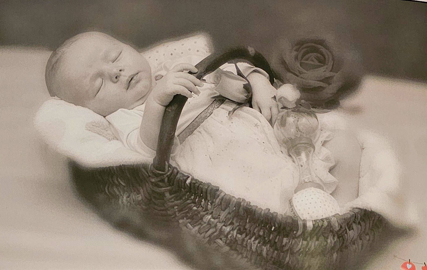 Cloé participe au concours pour gagner de l'argent avec cette photo : art, baby, baby_sleeping, bedtime, child, comfort, fur, happy, monochrome, monochrome_photography, person, portrait_photography, room, sitting, sleep, still_life_photography, stock_photography, toddler, vintage_clothing, visual_arts