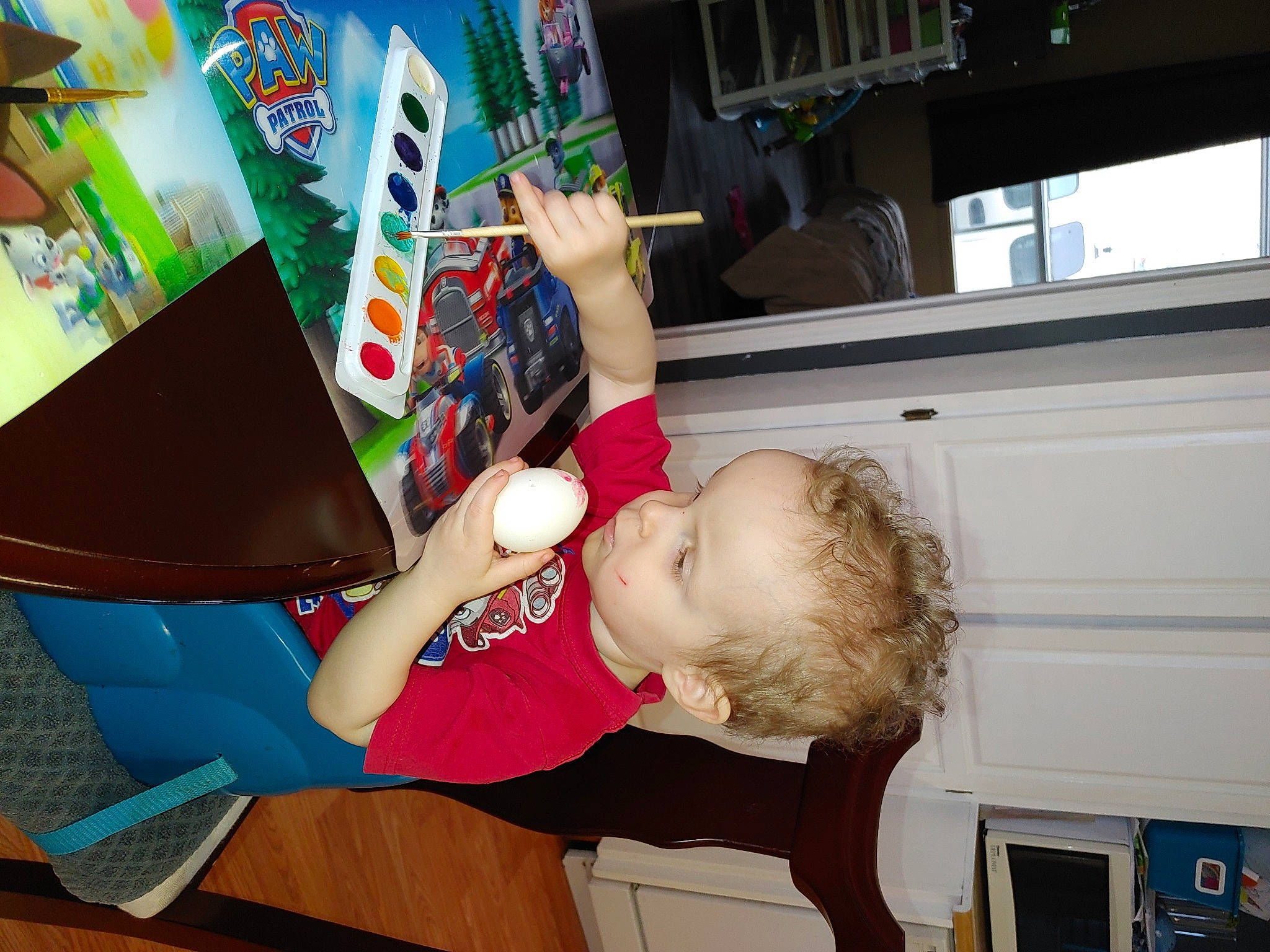 Théo participe au concours pour gagner de l'argent avec cette photo : art, artist, child, comfort, elbow, flooring, fun, human_leg, knee, leisure, person, play, room, sitting, t_shirt, thigh, toddler, visual_arts, window, wood