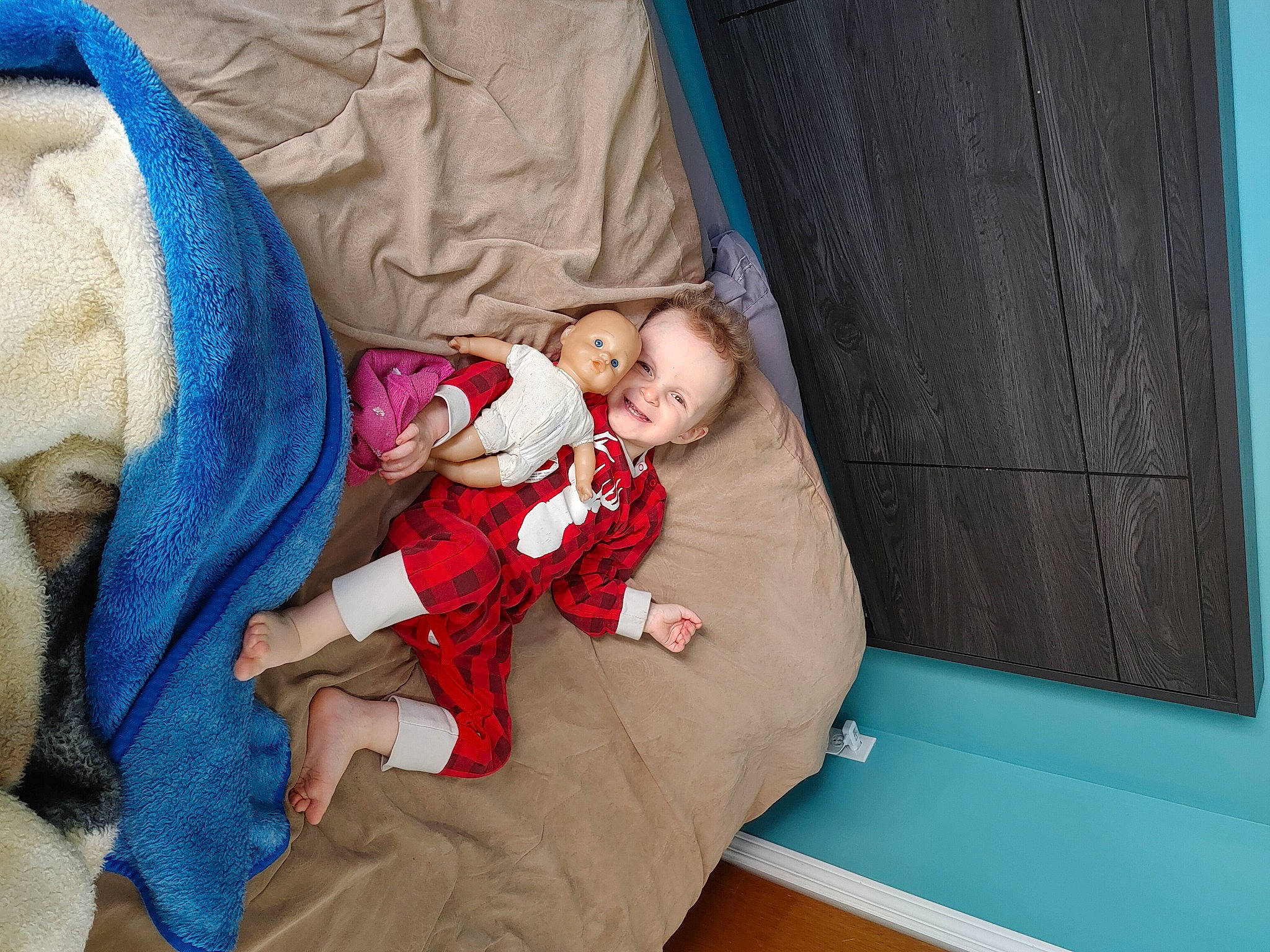 Théo participe au concours pour gagner de l'argent avec cette photo : azure, baby, baby_products, baby_toddler_clothing, bedtime, blue, cheek, child, comfort, finger, flooring, foot, joy, lap, linens, magenta, person, room, sitting, skin