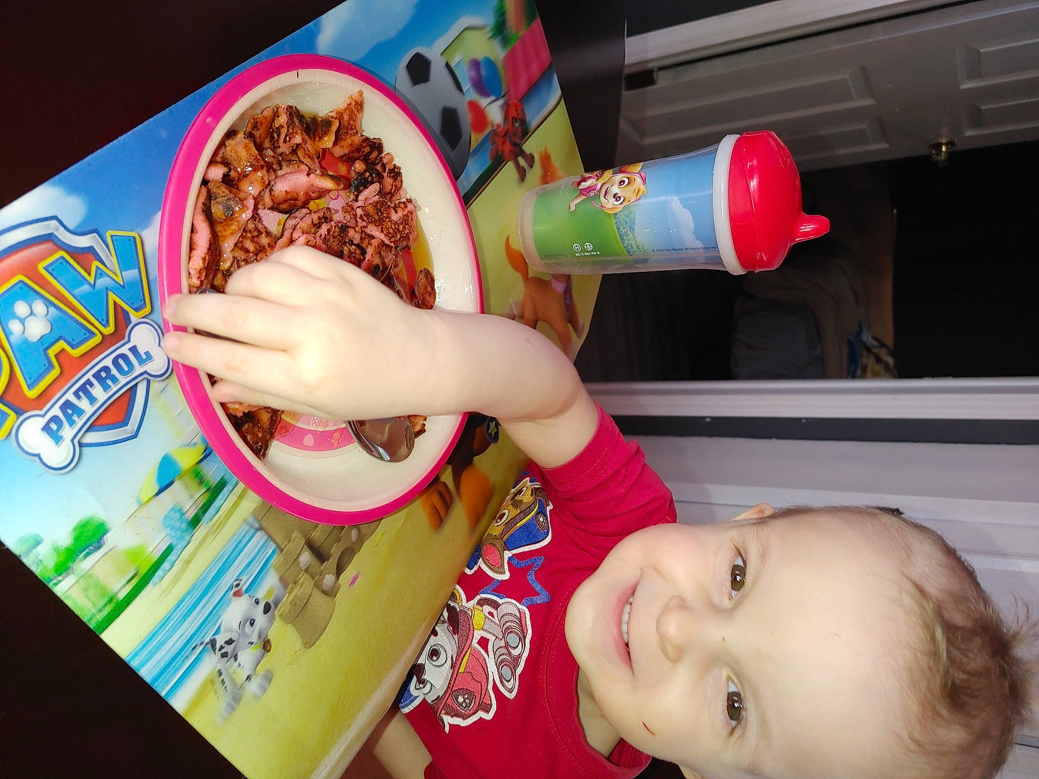 Théo participe au concours pour gagner de l'argent avec cette photo : breakfast_cereal, comfort_food, cuisine, dessert, drink, drinkware, fast_food, food, happy, ingredient, joy, junk_food, kitchen_utensil, nail, person, plastic_bottle, plate, recipe, smile, sweetness