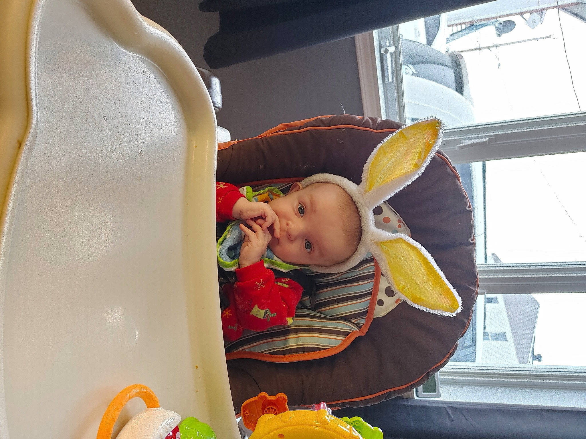 Michael participe au concours pour gagner de l'argent avec cette photo : baby, baby_products, baby_safety, baby_toddler_clothing, baby_toys, bathing, child, comfort, fun, happy, leisure, person, plastic, play, recreation, room, sitting, toddler, toy, window