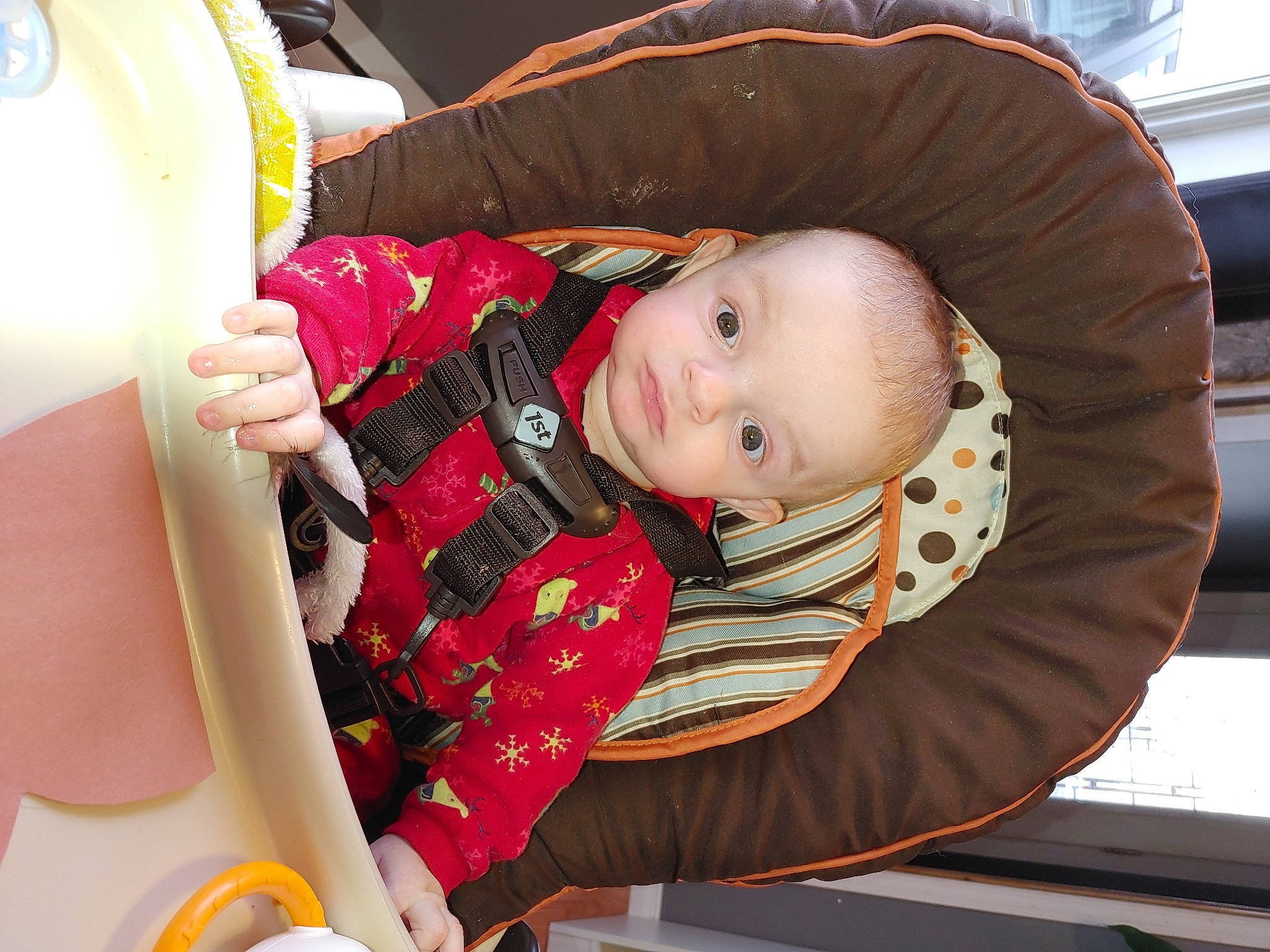 Michael participe au concours pour gagner de l'argent avec cette photo : baby, baby_carriage, baby_products, baby_safety, baby_toddler_clothing, beauty, car_seat, child, comfort, facial_expression, fun, pattern, person, product, room, sitting, skin, toddler, yellow