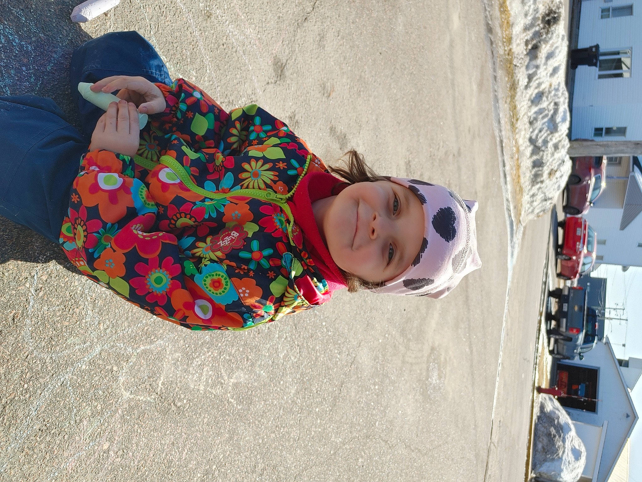 éma a rejoint le concours — aidez-le/la à gagner de superbes lots ! auto_part, automotive_exterior, child, fun, headwear, joy, leisure, linens, pattern, person, play, sidewalk, sitting, street, street_fashion, textile, toddler, travel, tree, vacation