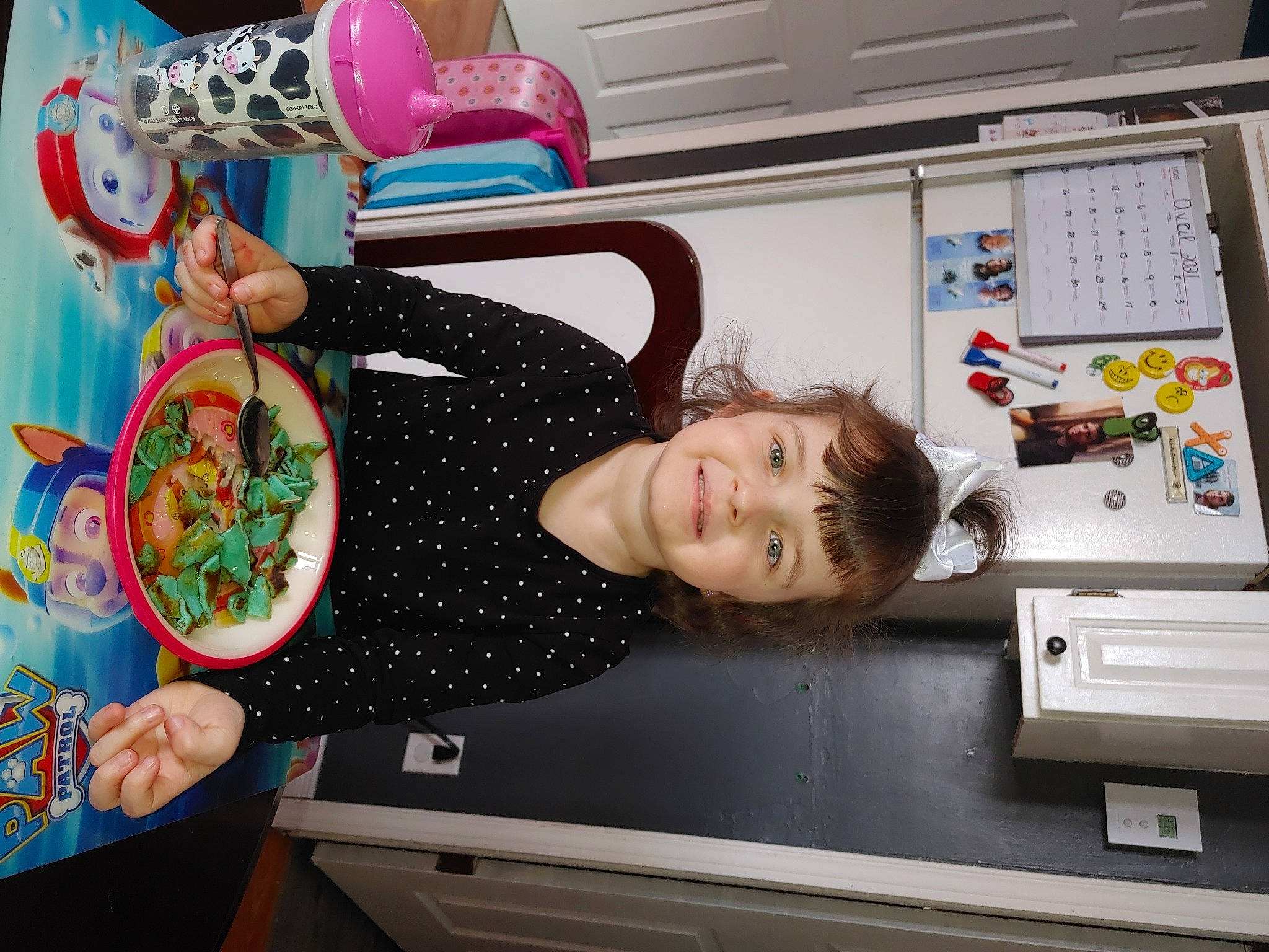 éma a rejoint le concours — aidez-le/la à gagner de superbes lots ! balloon, cabinetry, child, cooking, drawer, food, fun, home_appliance, homemaker, joy, kitchen, kitchen_appliance, machine, major_appliance, office_supplies, organ, party_supply, person, refrigerator, room