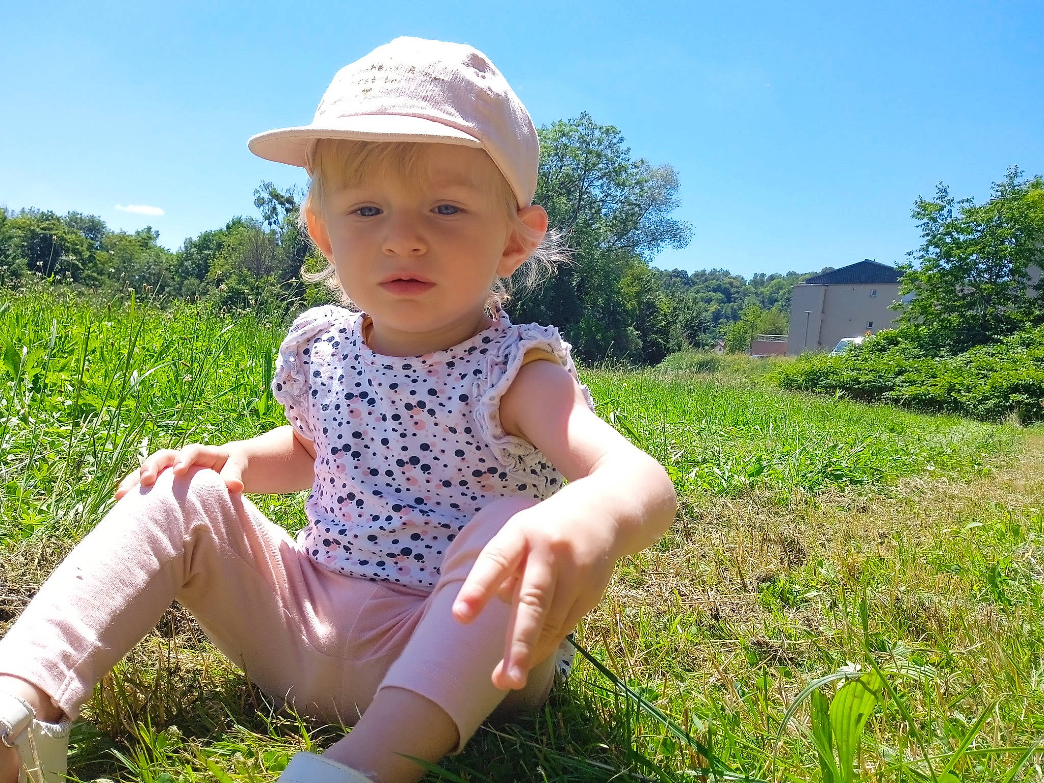 Manon a rejoint le concours — aidez-le/la à gagner de superbes lots ! baby, baby_toddler_clothing, fun, grass, grass_family, grassland, green, happy, hat, headwear, lawn, leisure, meadow, people_in_nature, person, plant, sky, sleeve, sunlight, thigh