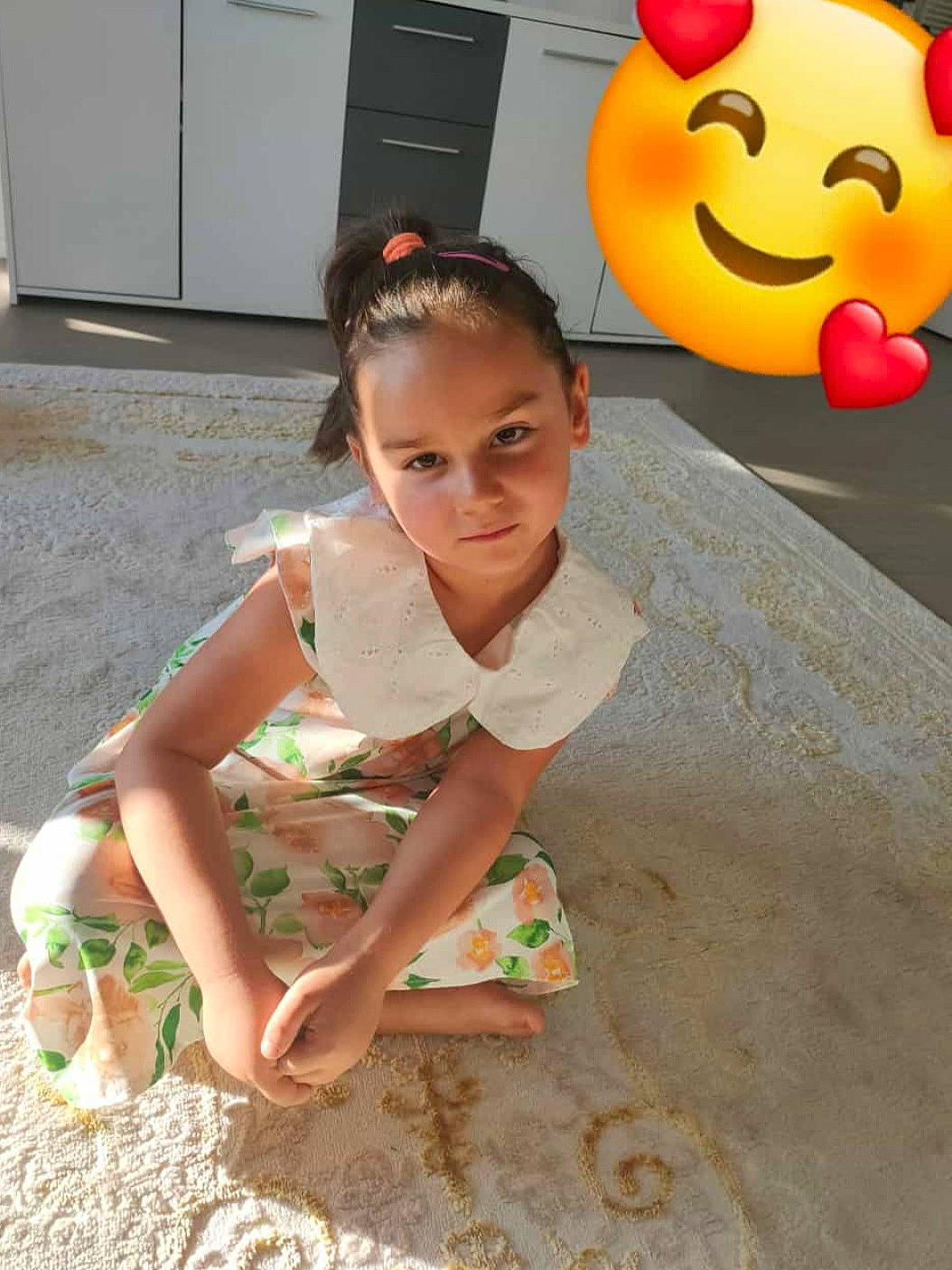 Aylin participe au concours pour gagner de l'argent avec cette photo : child, emoticon, flooring, foot, fun, happy, human_leg, leisure, person, play, sand, sandal, sitting, smiley, soil, thigh, toddler, vacation