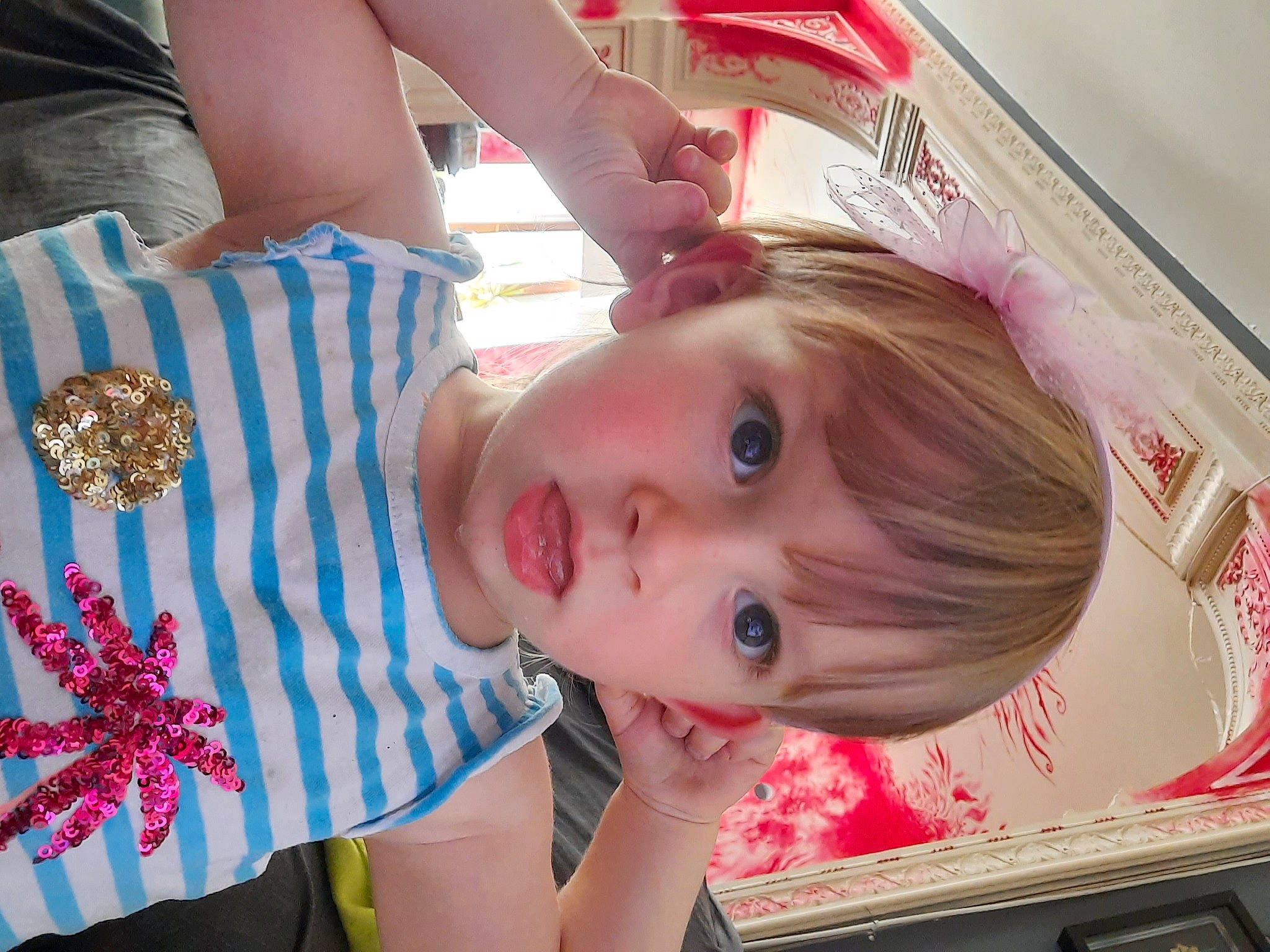 Lili a rejoint le concours — aidez-le/la à gagner de superbes lots ! arm, beauty, brown_hair, cheek, child, eyelash, face, fun, hairstyle, happy, lip, mouth, neck, nose, orange, organ, person, pink, red, skin